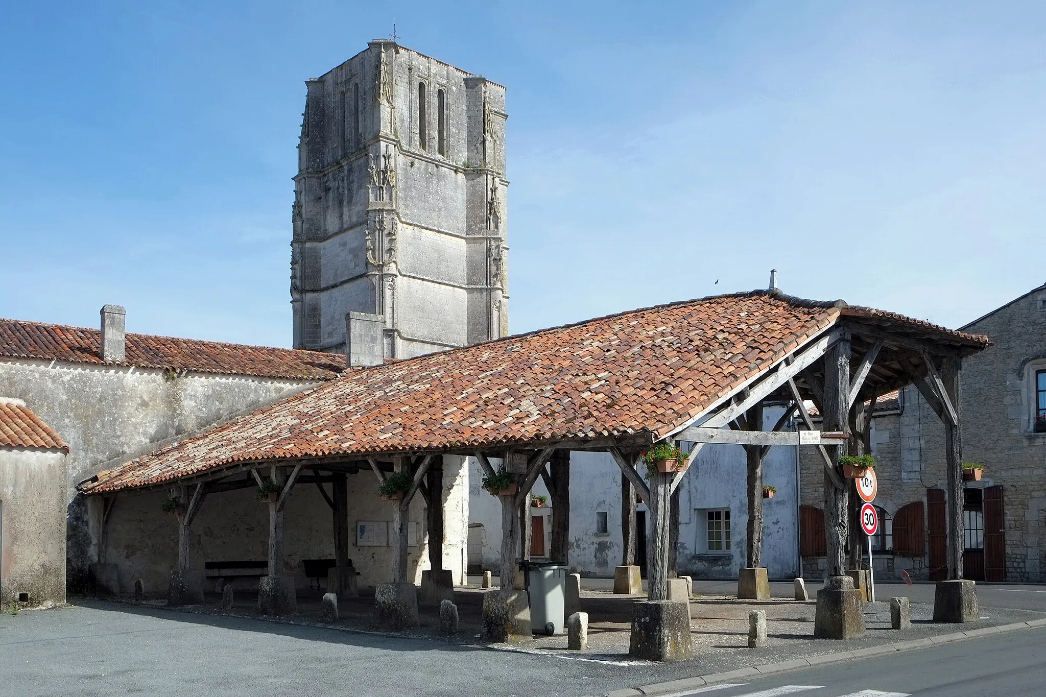 Photo showing: Halle et clocher de l'église Saint-Jean-Baptiste Saint-Jean-d'Angle Charente-Maritime France