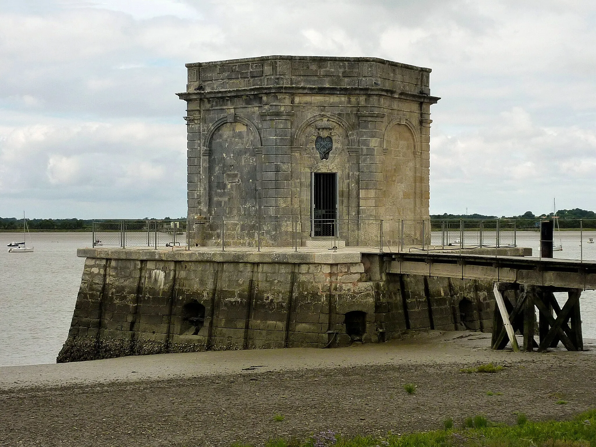 Photo showing: This building is classé au titre des monuments historiques de la France. It is indexed in the base Mérimée, a database of architectural heritage maintained by the French Ministry of Culture, under the reference PA00135586 .