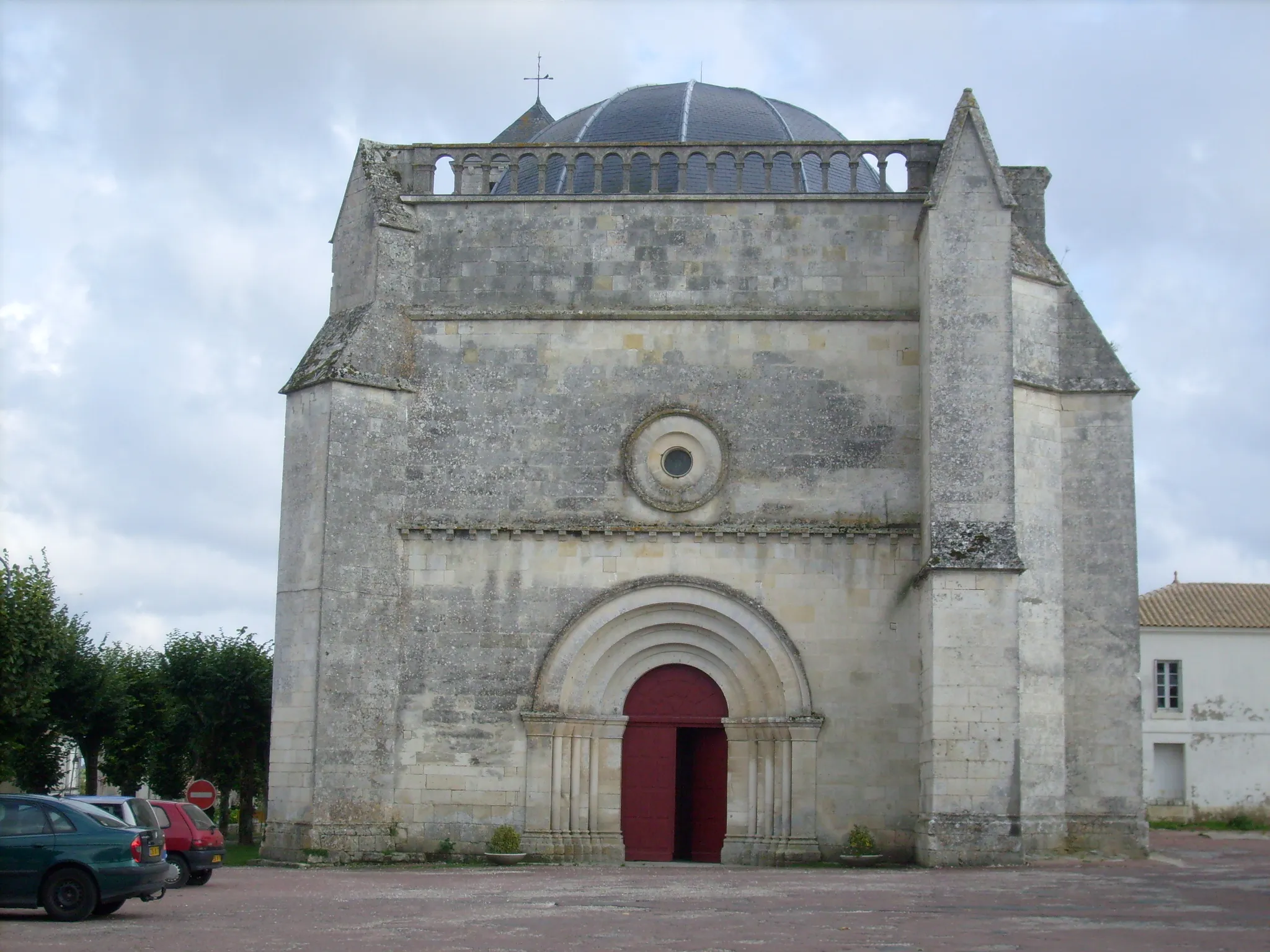 Photo showing: Facade de l'église St Romain