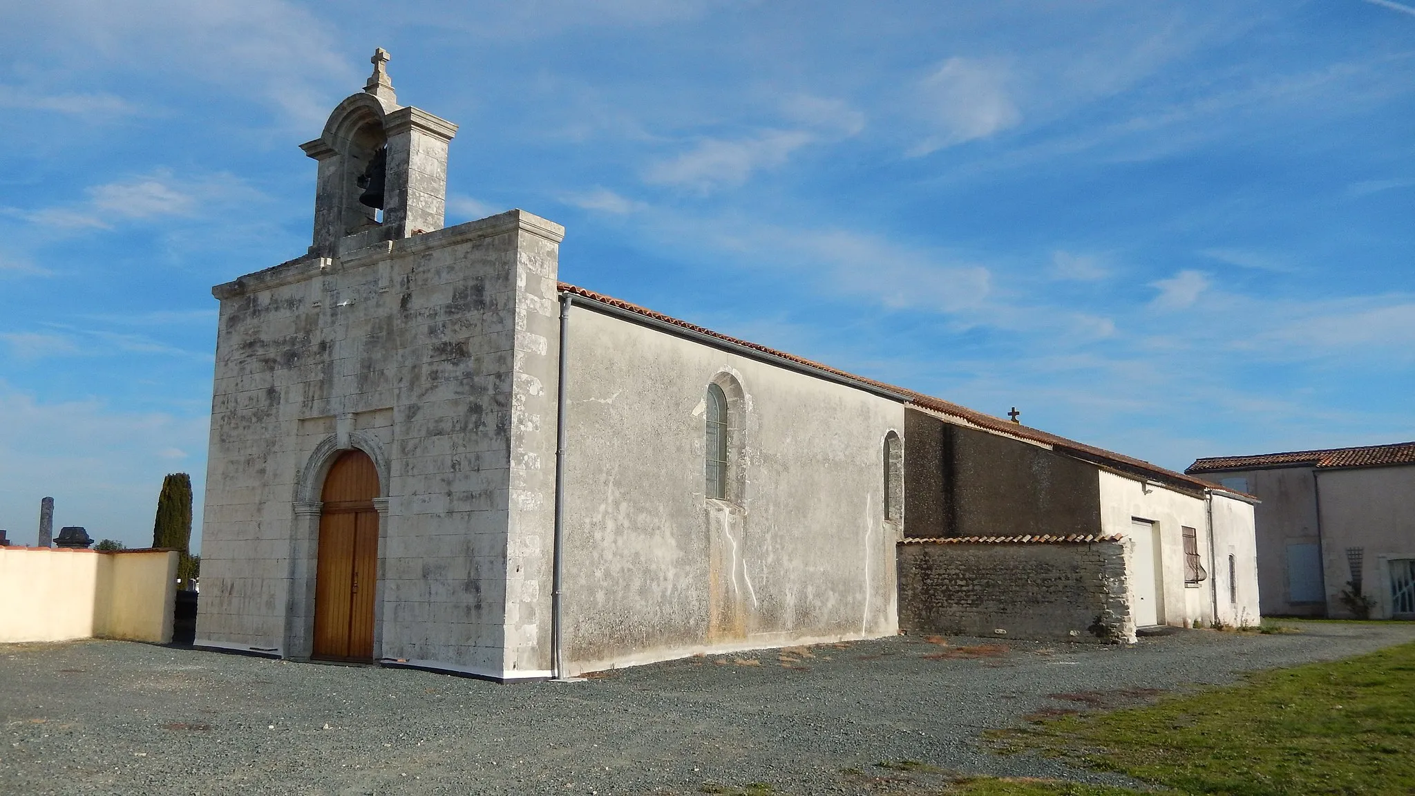 Photo showing: Saint-Ouen-d'Aunis, Charente-Maritime, France. L'église du village, vue par l'ouest.