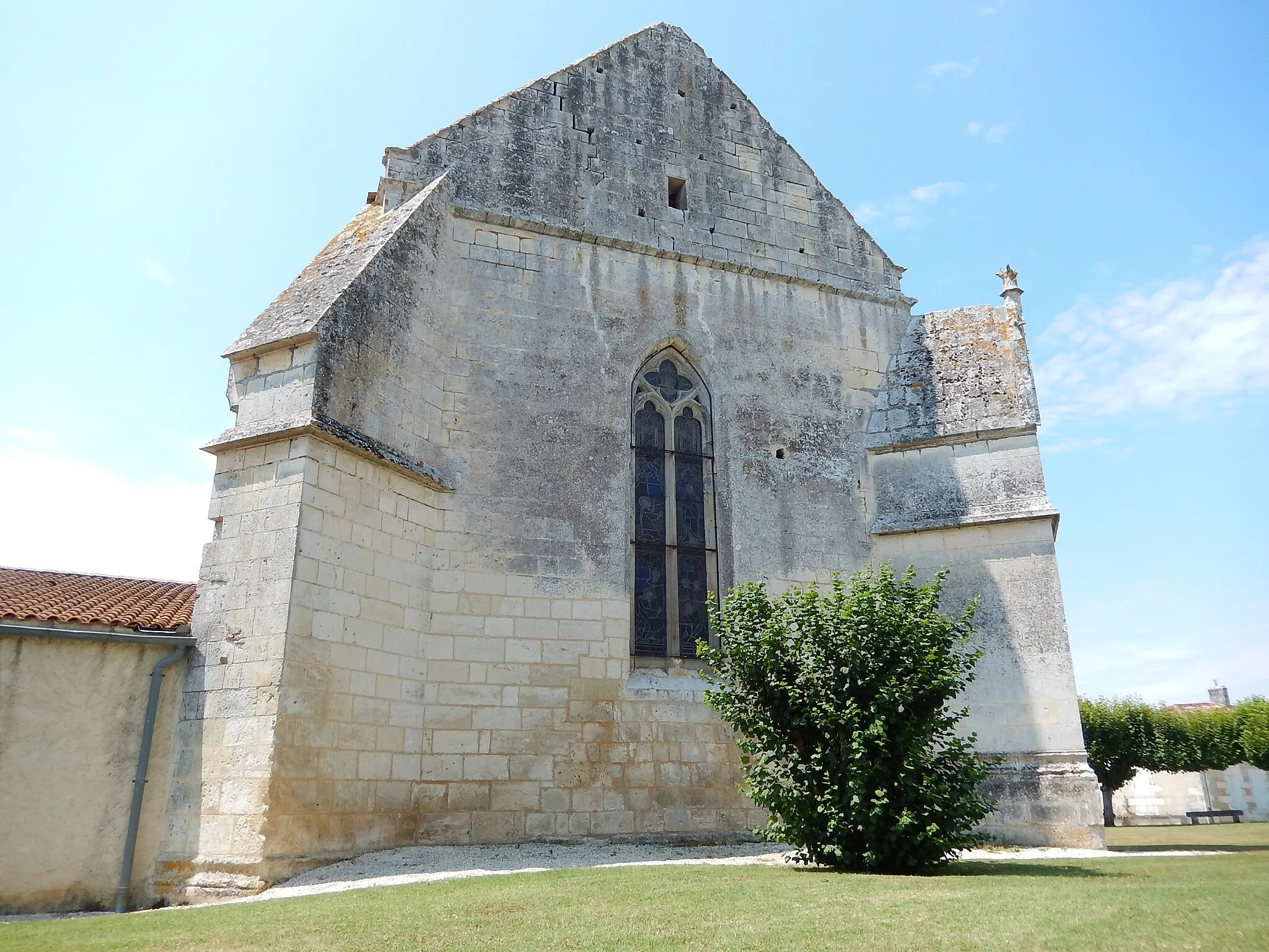 Photo showing: Le chevet, exposé à l'est, de l'église Sainte-Madeleine de Varzay.