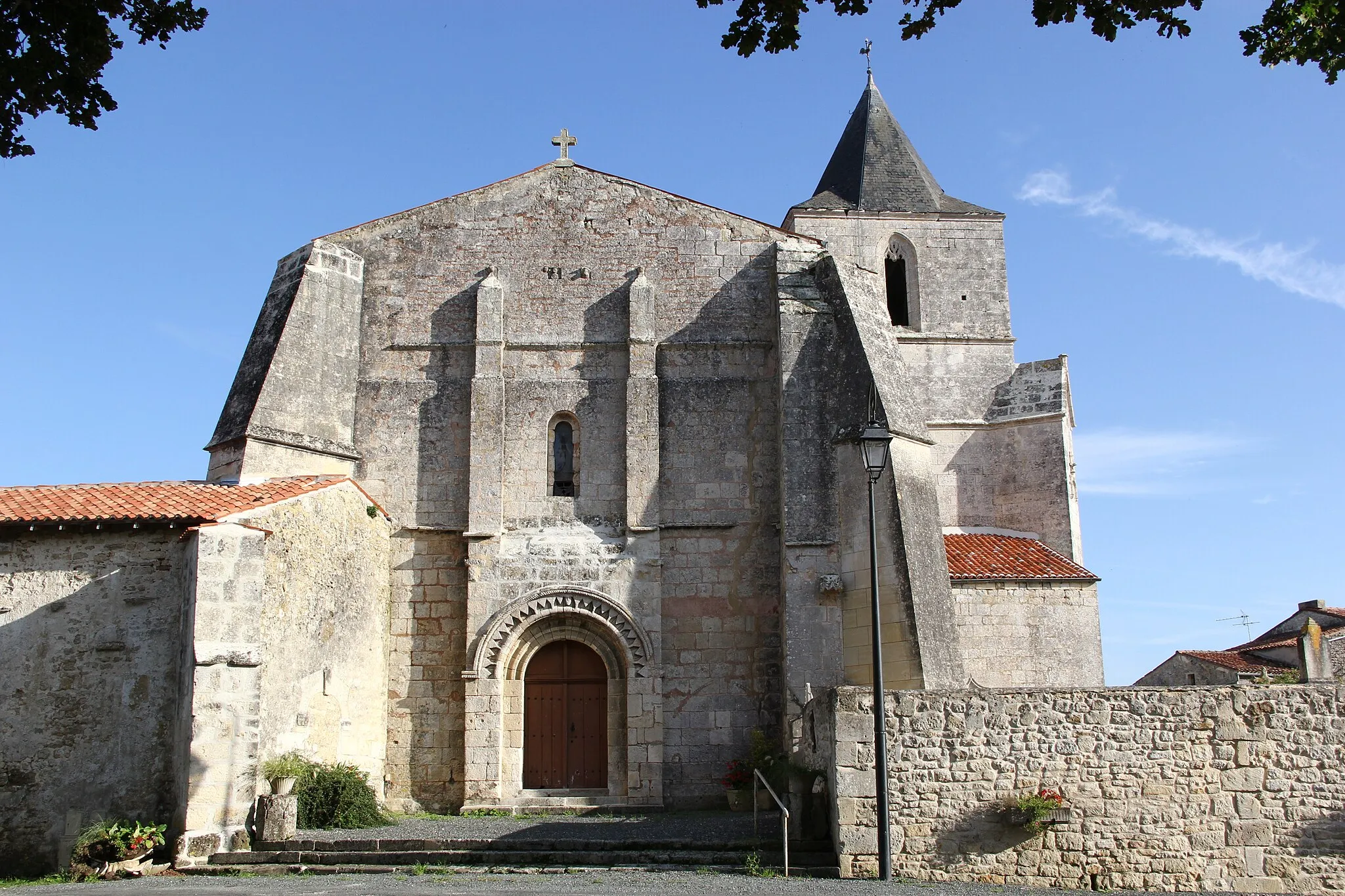 Photo showing: This building is indexed in the base Mérimée, a database of architectural heritage maintained by the French Ministry of Culture, under the reference PA00104642 .