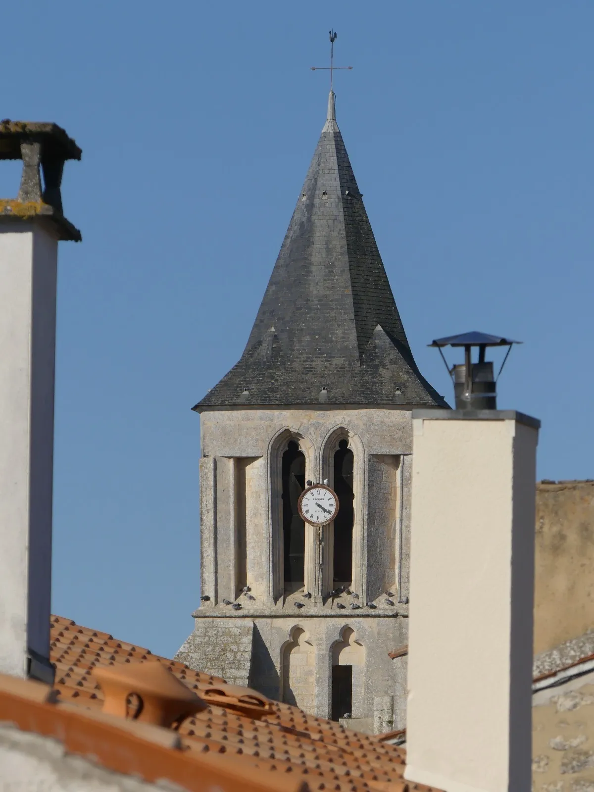 Photo showing: Clocher de l'église paroissiale de Bords de style roman saintongeais.