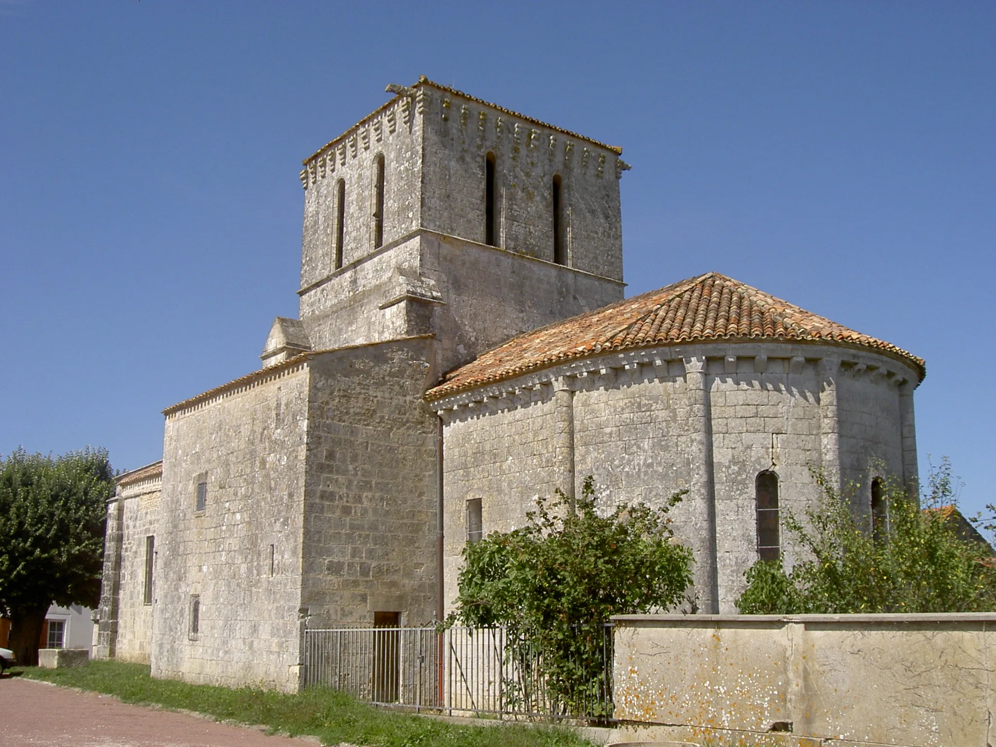 Photo showing: Photo de l'église de fr:Lussant (fr:Charente-Maritime) prise le fr:2004