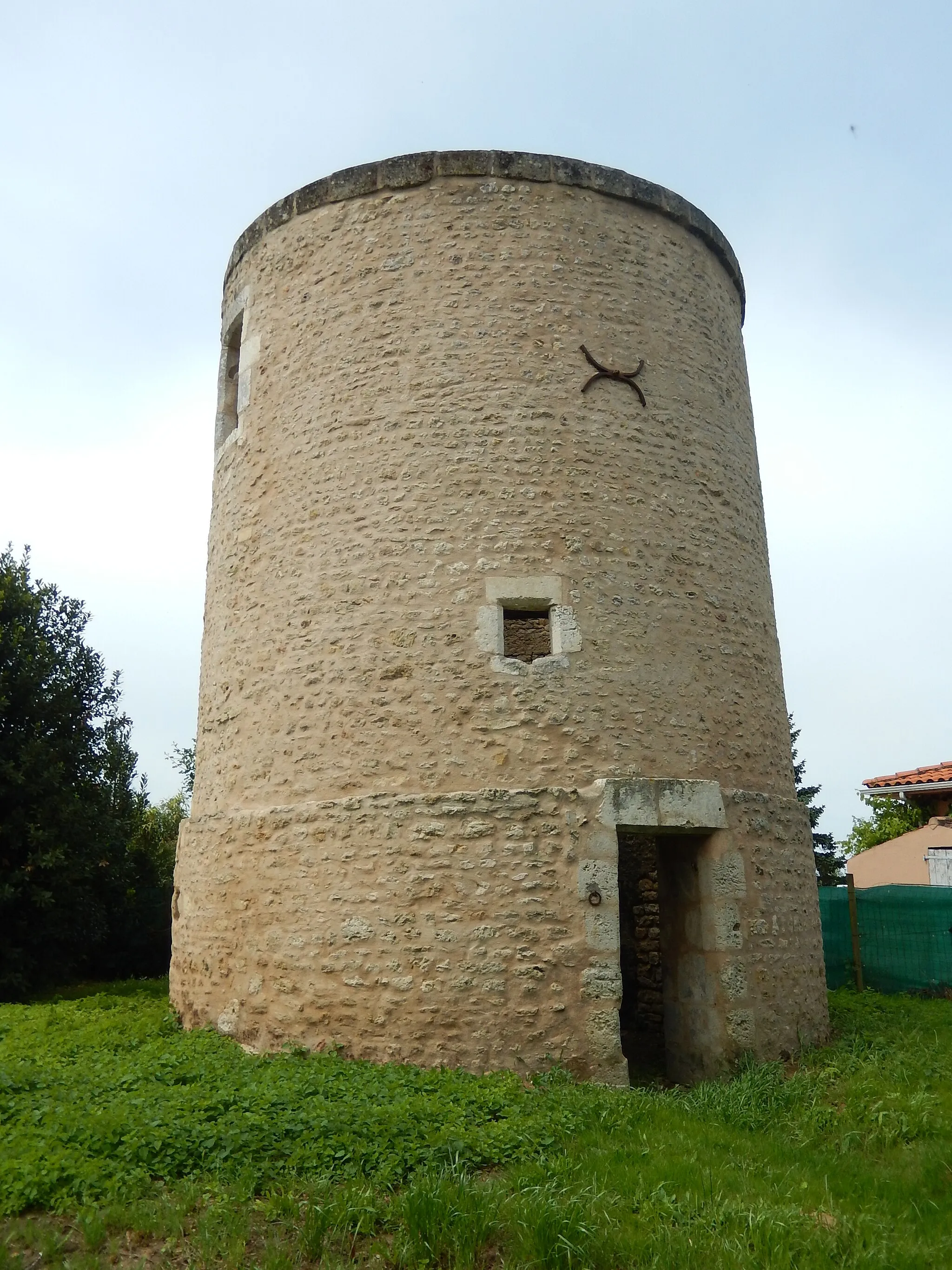Photo showing: Ancien moulin situé dans un endroit du village de Lussant appelé Crolard (Charente-Maritime, France).