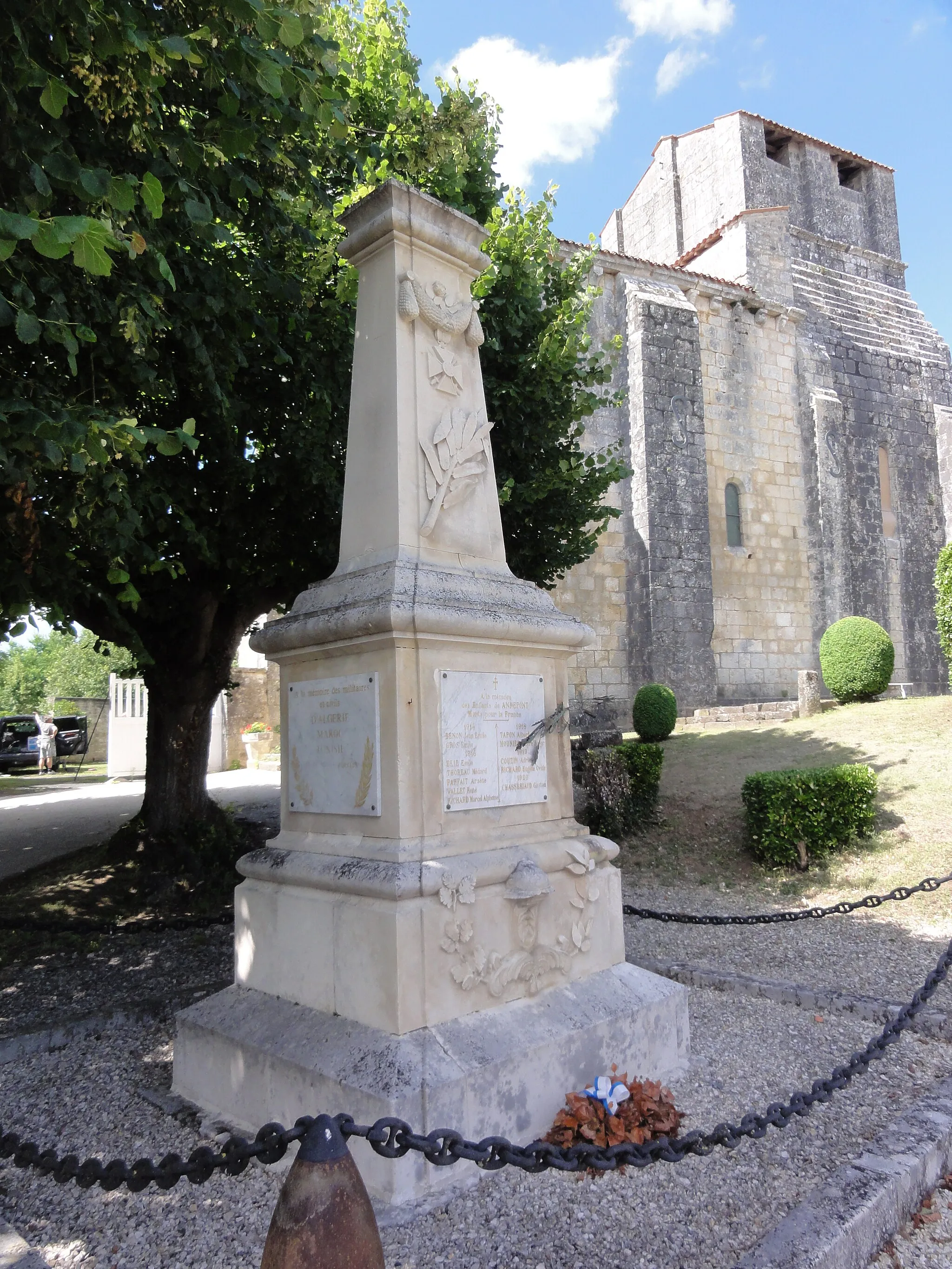 Photo showing: This building is classé au titre des monuments historiques de la France. It is indexed in the base Mérimée, a database of architectural heritage maintained by the French Ministry of Culture, under the reference PA00104592 .