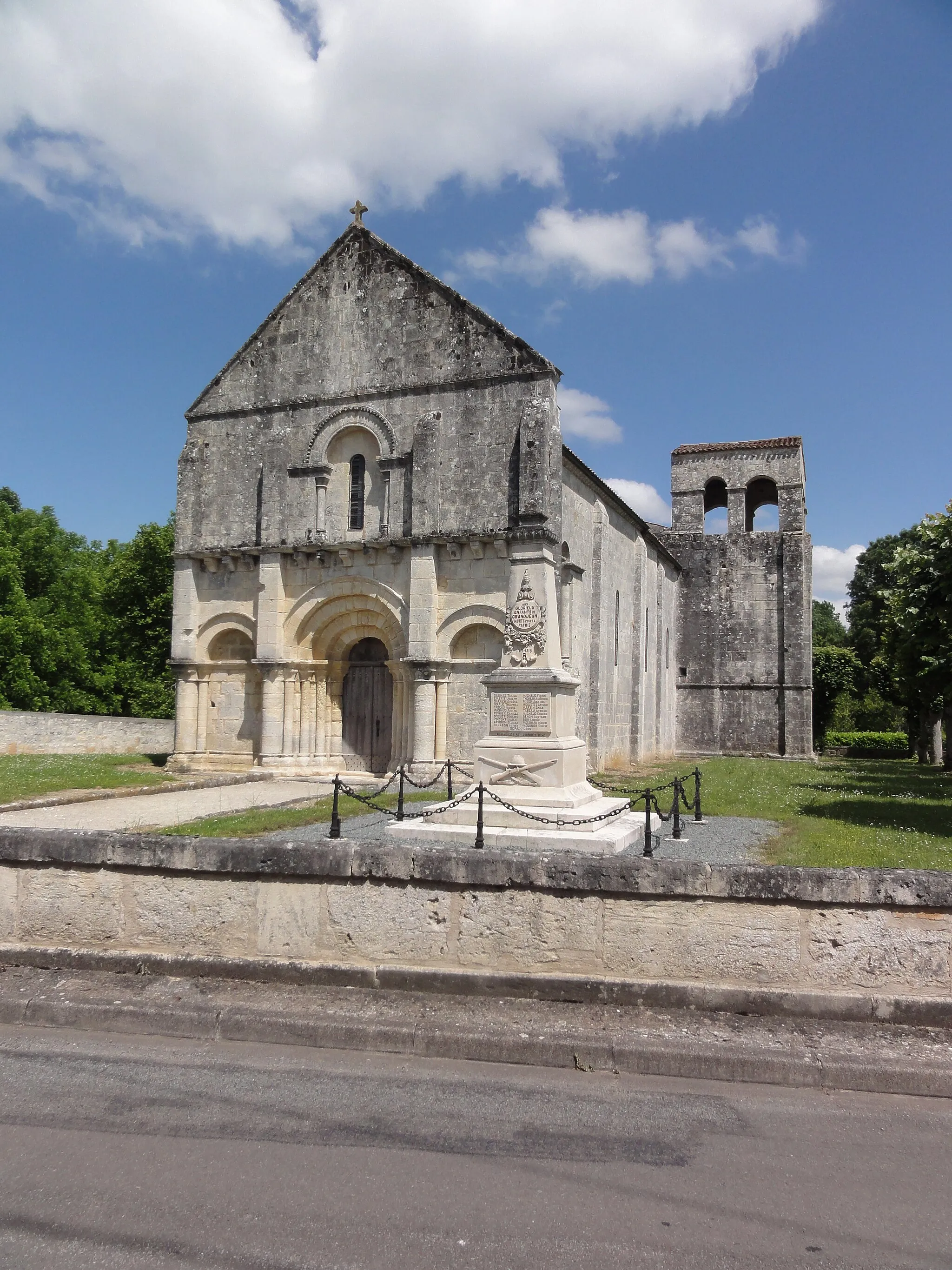 Photo showing: This building is indexed in the base Mérimée, a database of architectural heritage maintained by the French Ministry of Culture, under the reference PA00104703 .