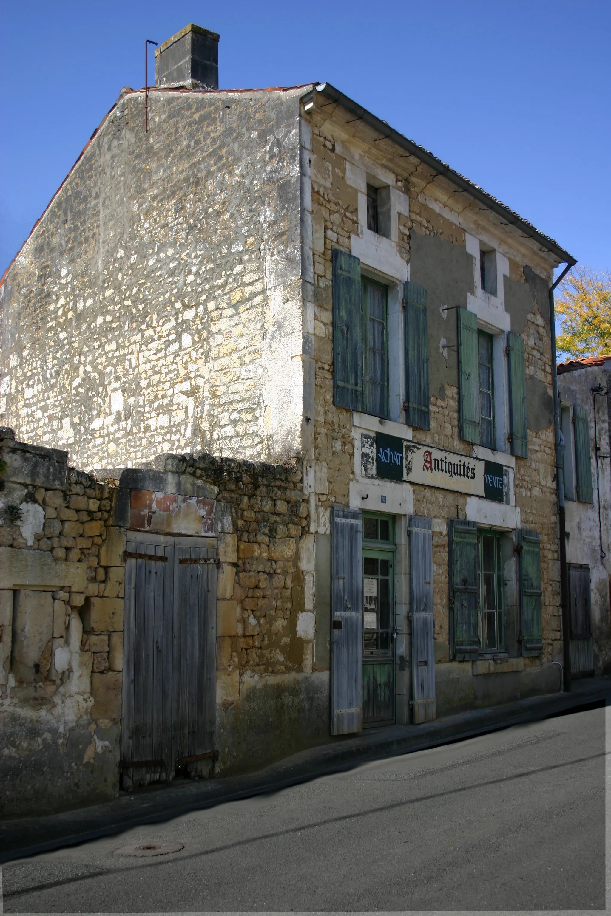 Photo showing: Une maison de la rue principale