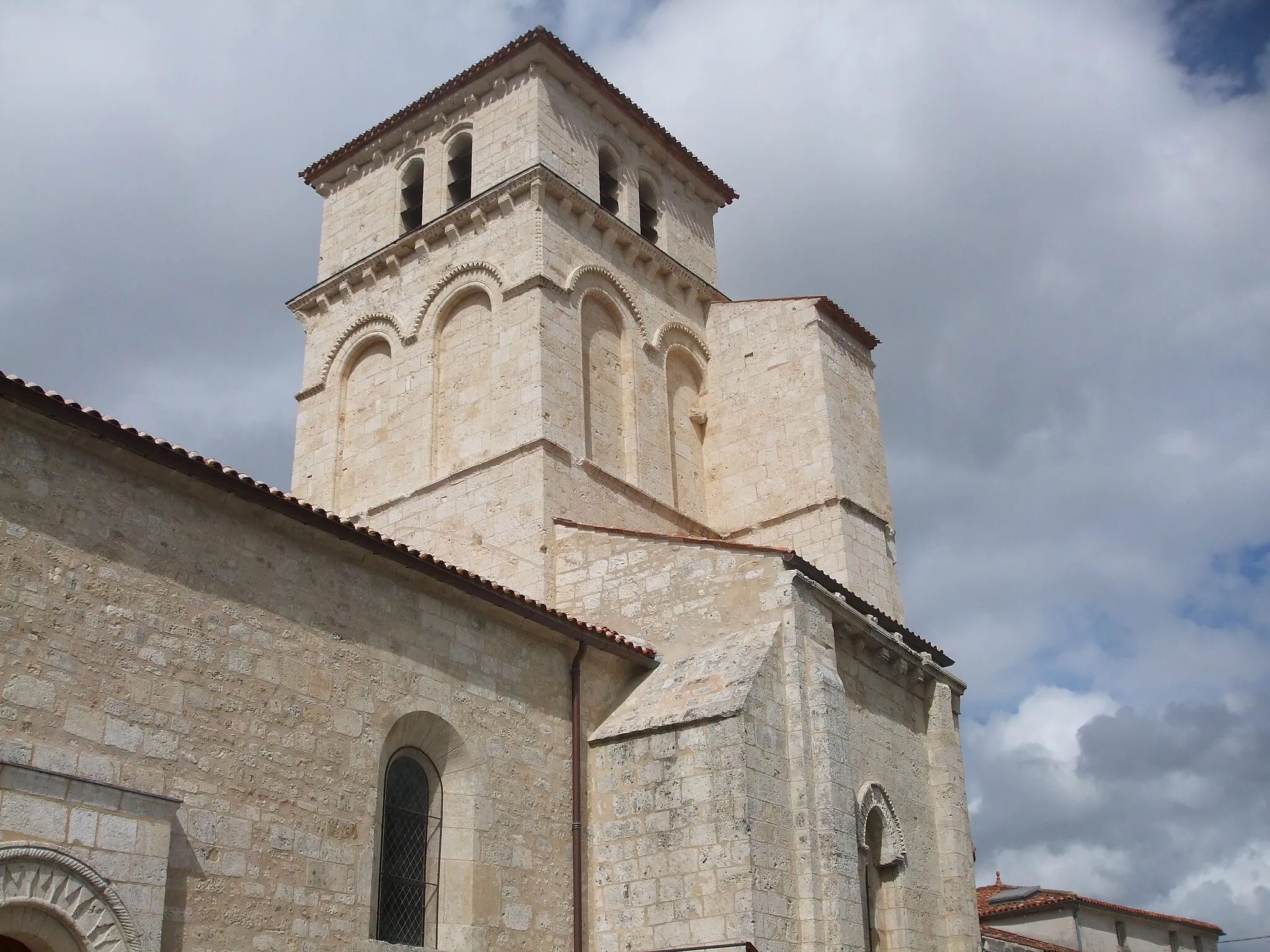 Photo showing: This building is indexed in the base Mérimée, a database of architectural heritage maintained by the French Ministry of Culture, under the reference PA00104596 .