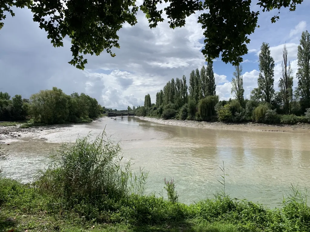 Photo showing: Le canal de dérivation, avec à gauche l'île de la Grenouillette