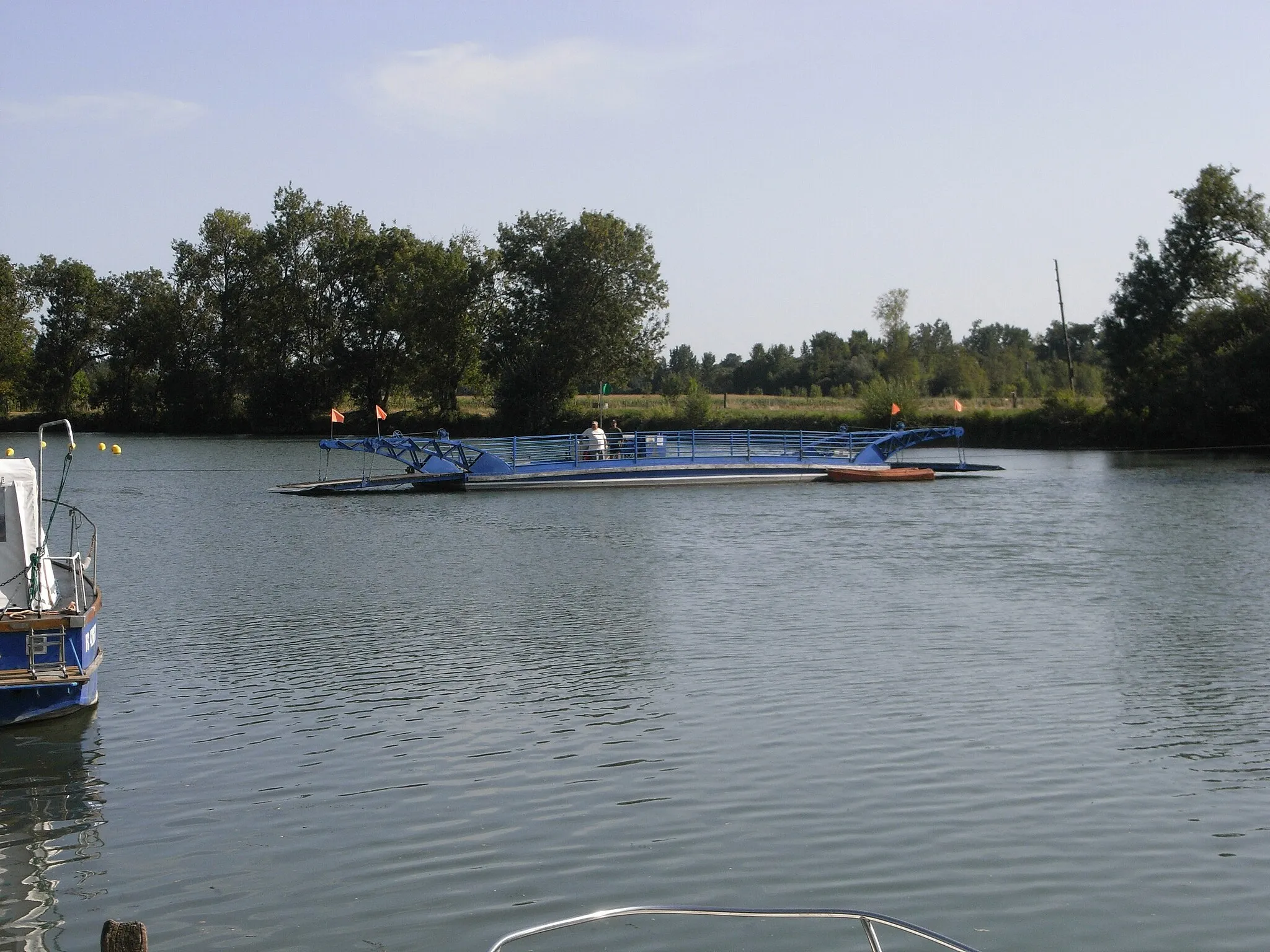 Photo showing: Bac à chaine motorisé sur la Charente entre les communes de Chaniers et de Courcoury en Charente-Maritime (France).