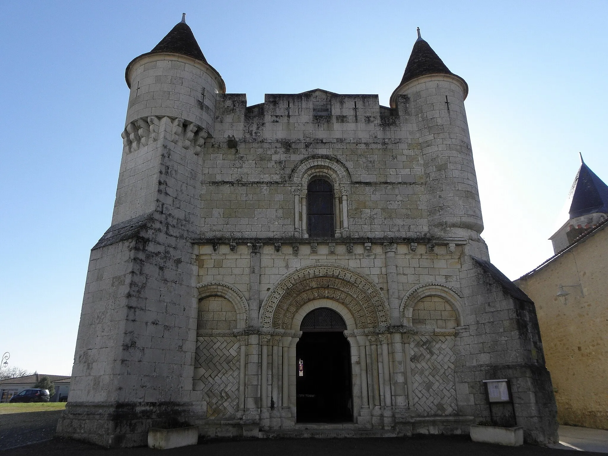 Photo showing: Église Saint-Vivien d'Écoyeux (17). Façade occidentale.