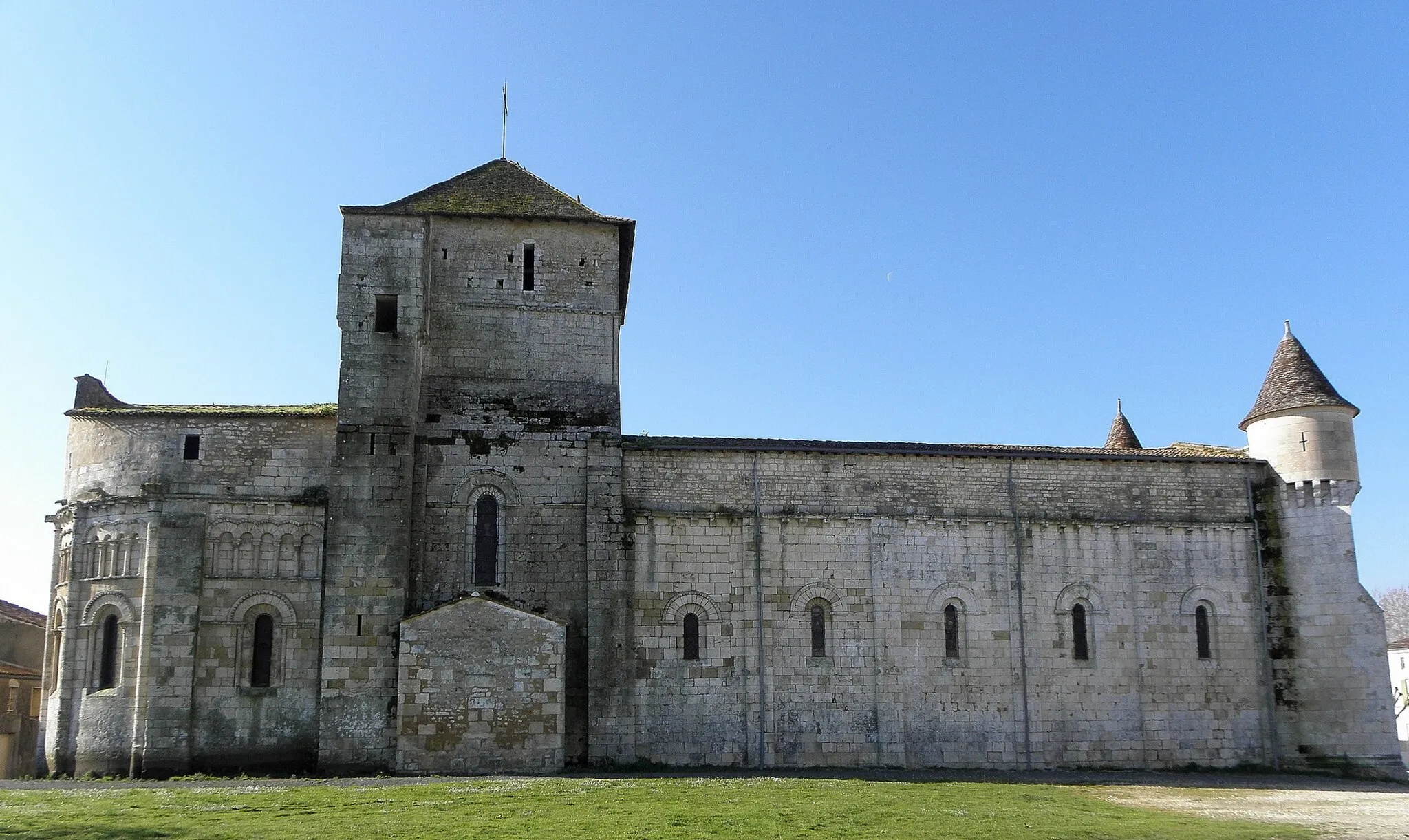 Photo showing: Église Saint-Vivien d'Écoyeux (17). Vue septentrionale.