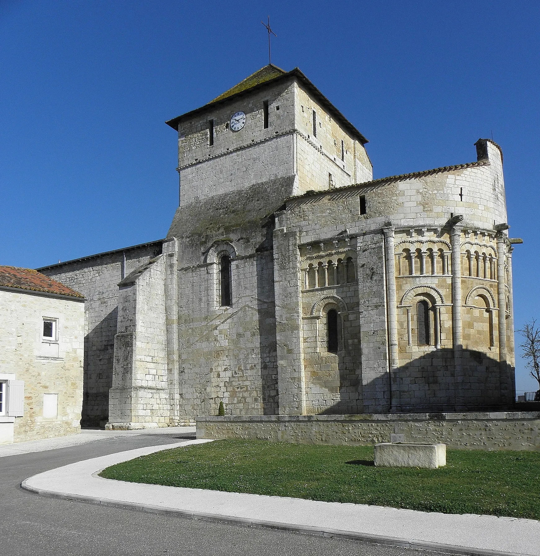 Photo showing: Église Saint-Vivien d'Écoyeux (17). Vue méridionale.