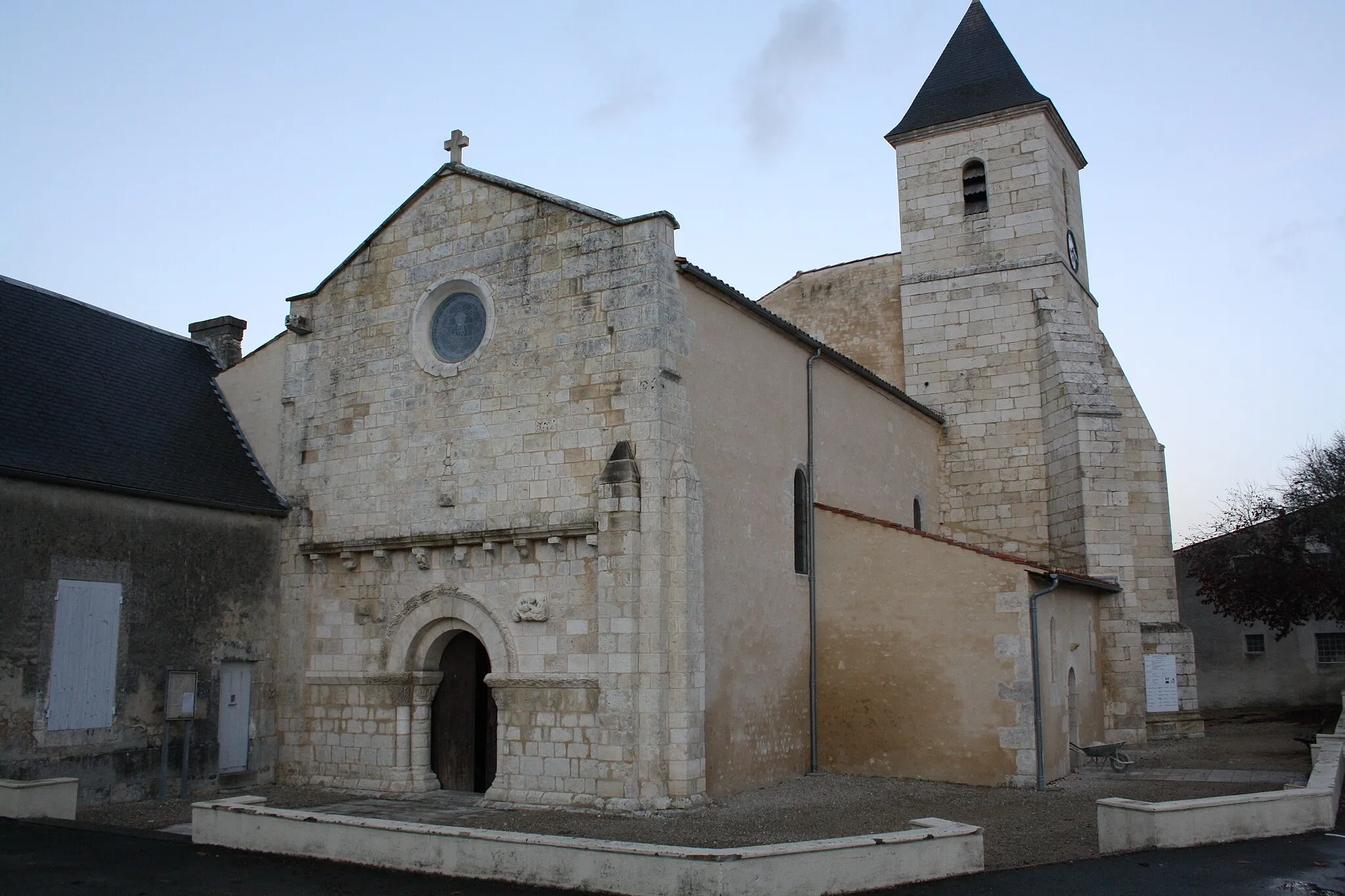 Photo showing: Église Saint-Hilaire de Saint-Hilaire-de-Villefranche, Charente-Maritime (France).