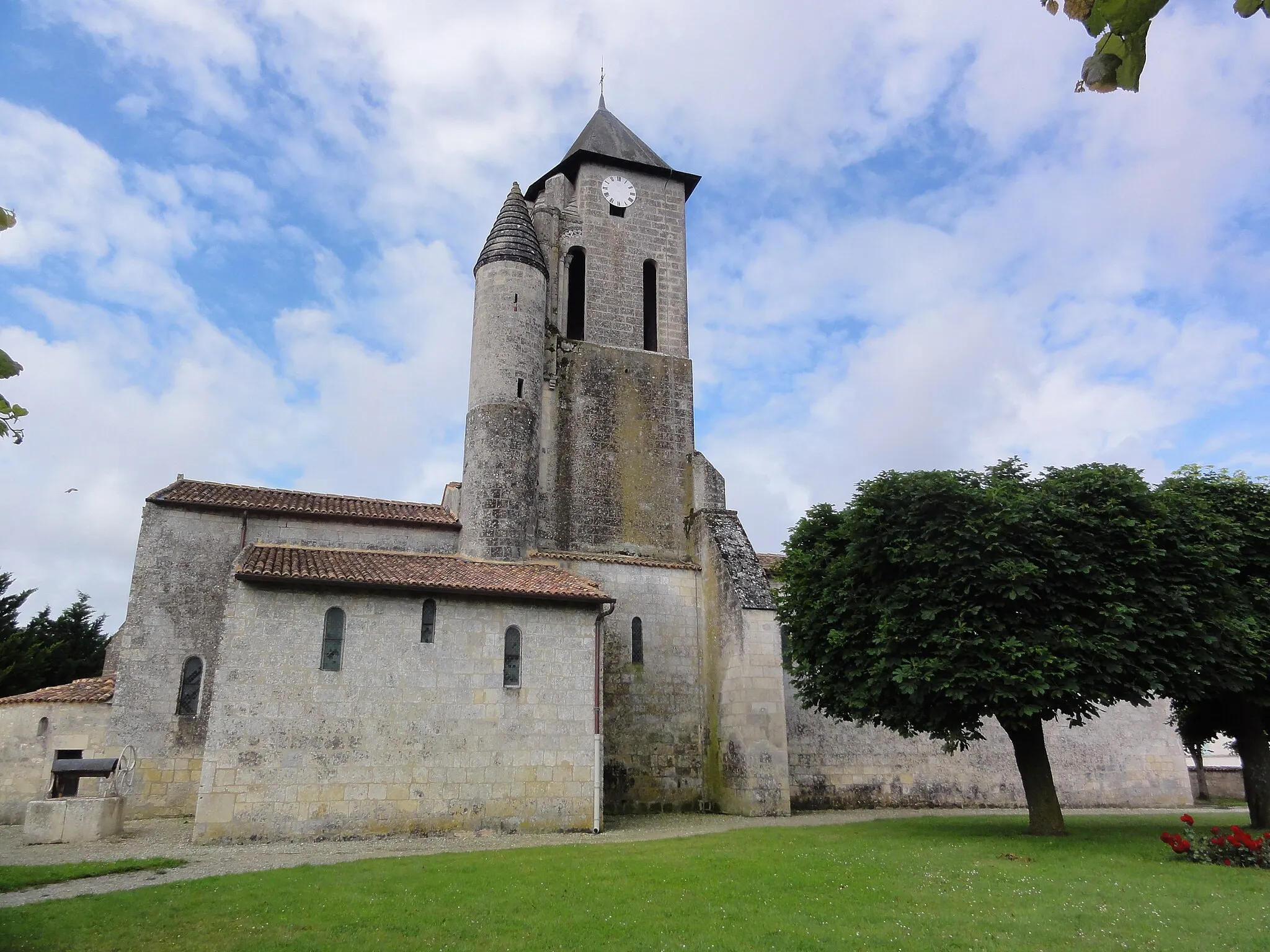 Photo showing: Berneuil (Charente-Maritime) Église Notre-Dame, extérieur PA00104617