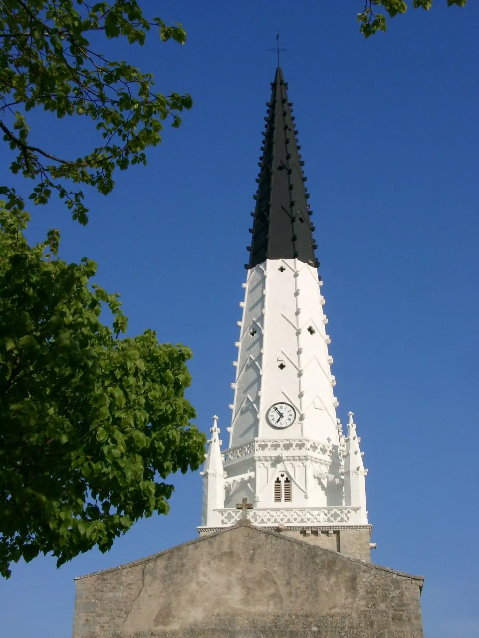 Photo showing: The steeple of Ars en Ré (Charente Maritime) serves as remarkable seamark