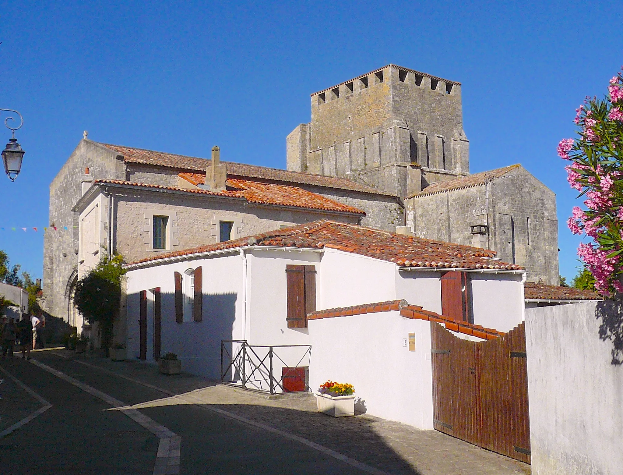 Photo showing: L'église Saint-Pierre de Mornac-sur-Seudre depuis la rue du Port.