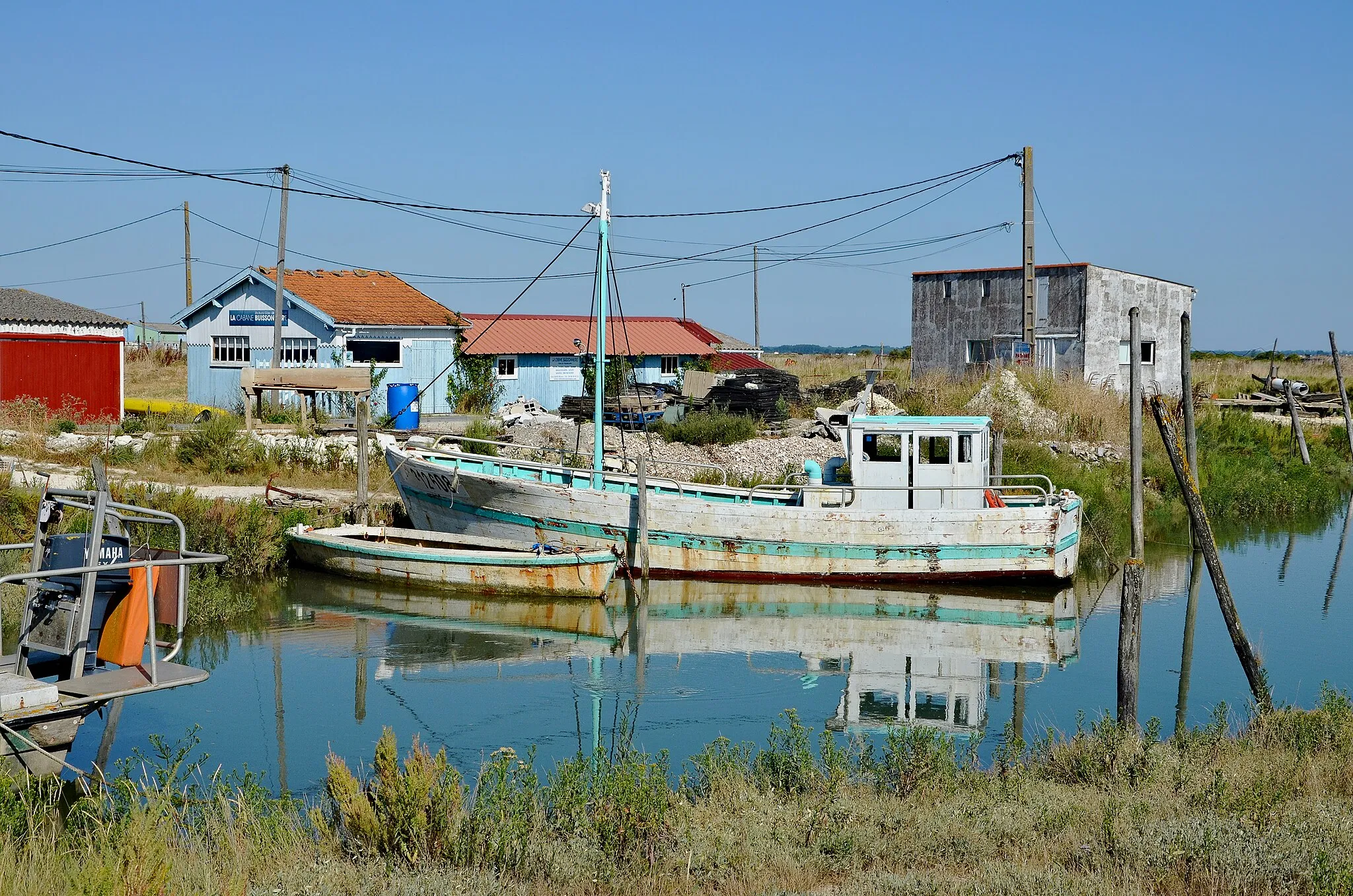 Photo showing: View of a chenal, with boats and cabins, Chatressac, Charente-Maritime, France.