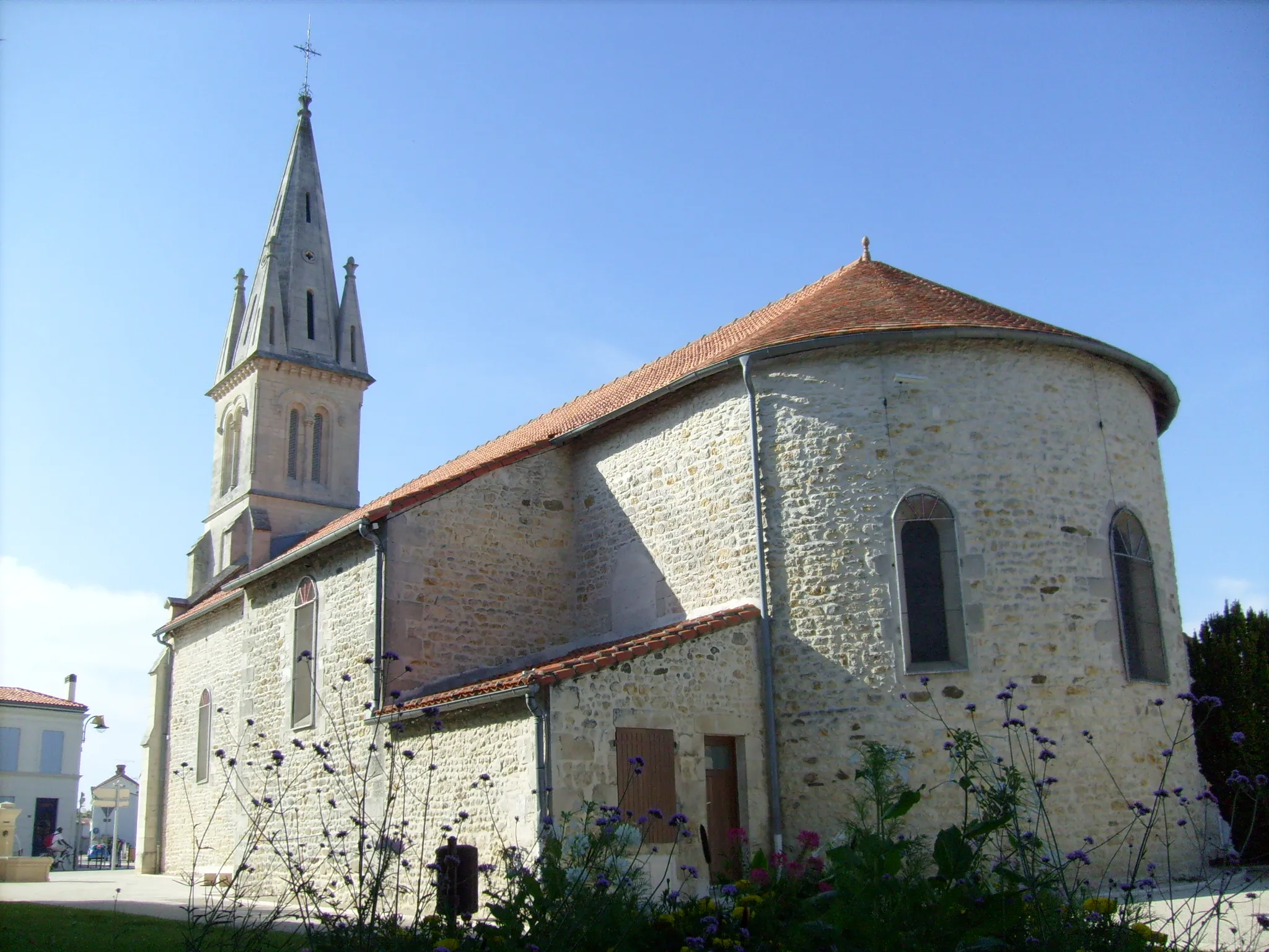 Photo showing: L'église des Mathes (17)