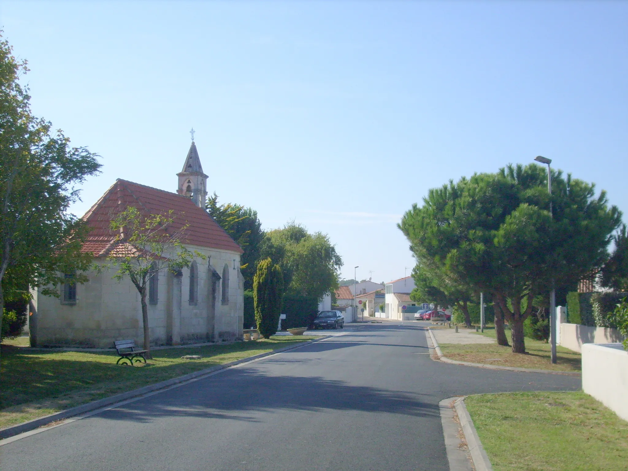 Photo showing: Le centre-bourg de Grand-Village-Plage et l'église Saint-Joseph