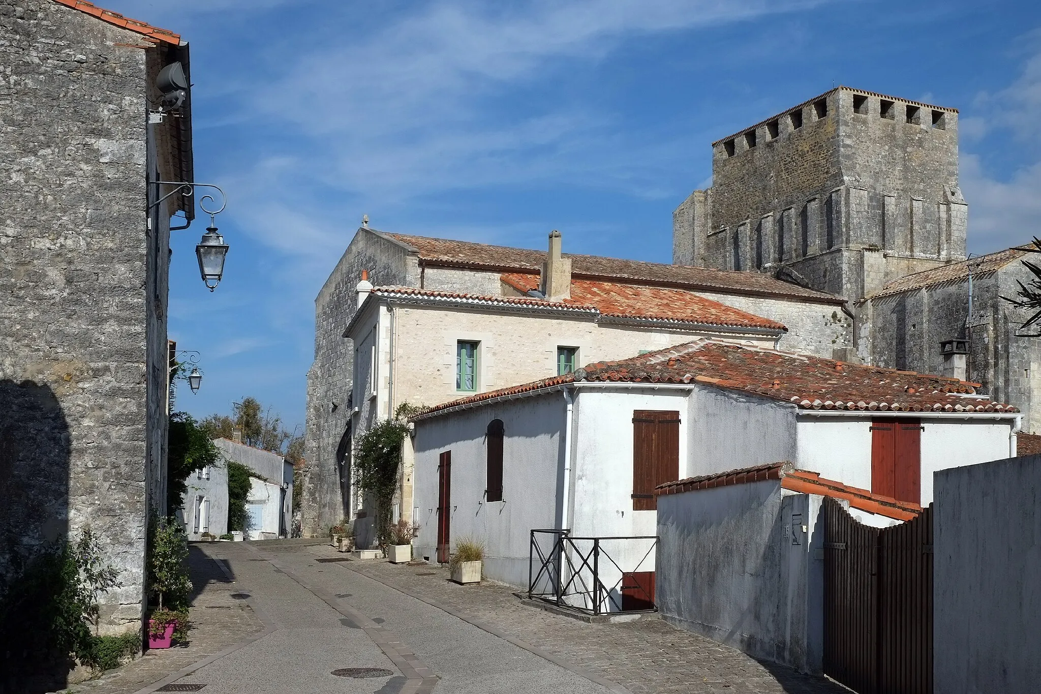 Photo showing: Rue ancienne maisons et église Saint-Pierre Mornac-sur-Seudre Charente-Maritime France