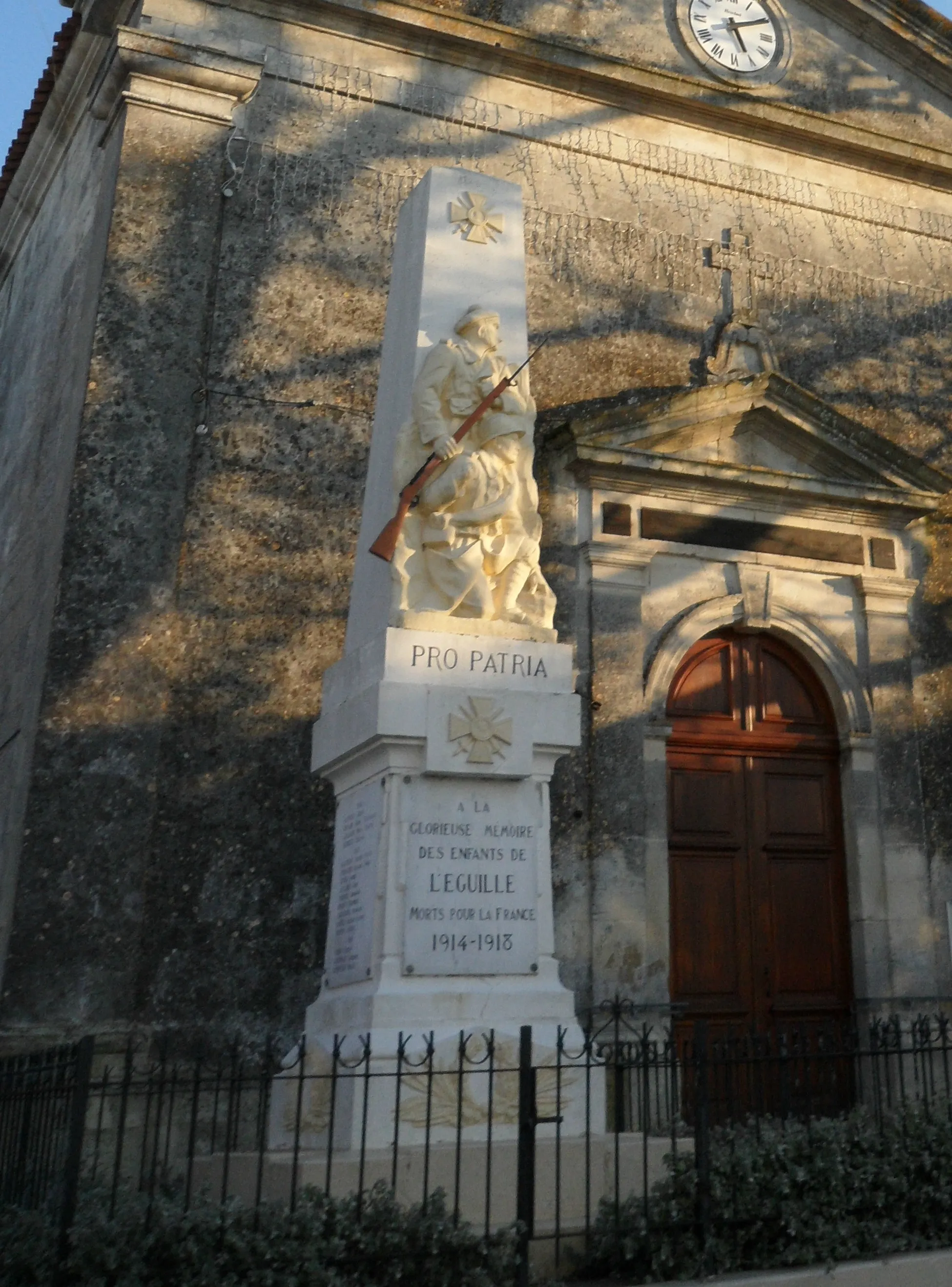 Photo showing: Le monument aux morts de l'Éguille.