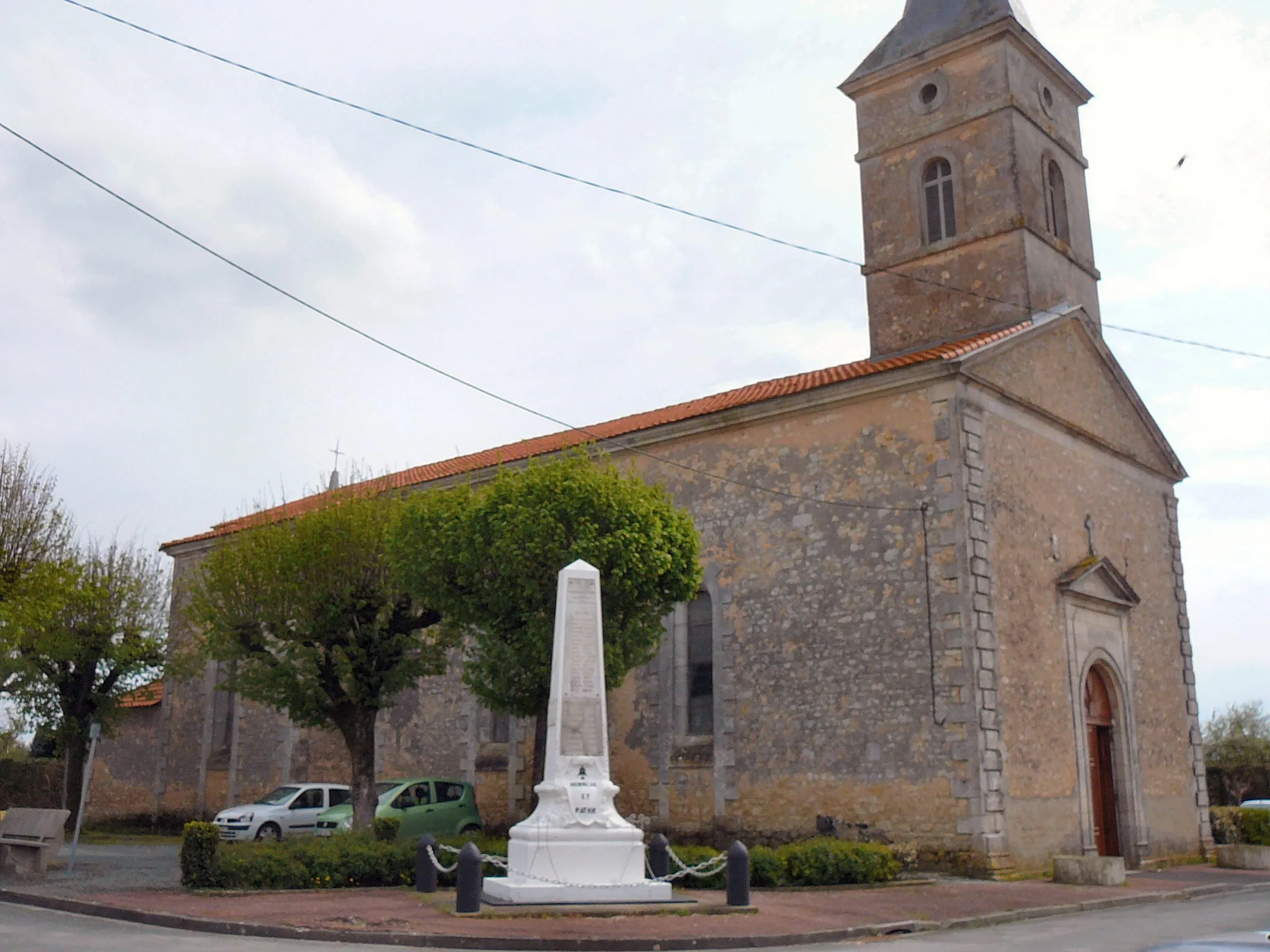 Photo showing: Catholic church build in 1847 (Église Notre-Dame), and war memorial. March 2009. Nieulle-sur_Seudre, Charente-Maritime (17), Poitou-Charentes, France, Europe.