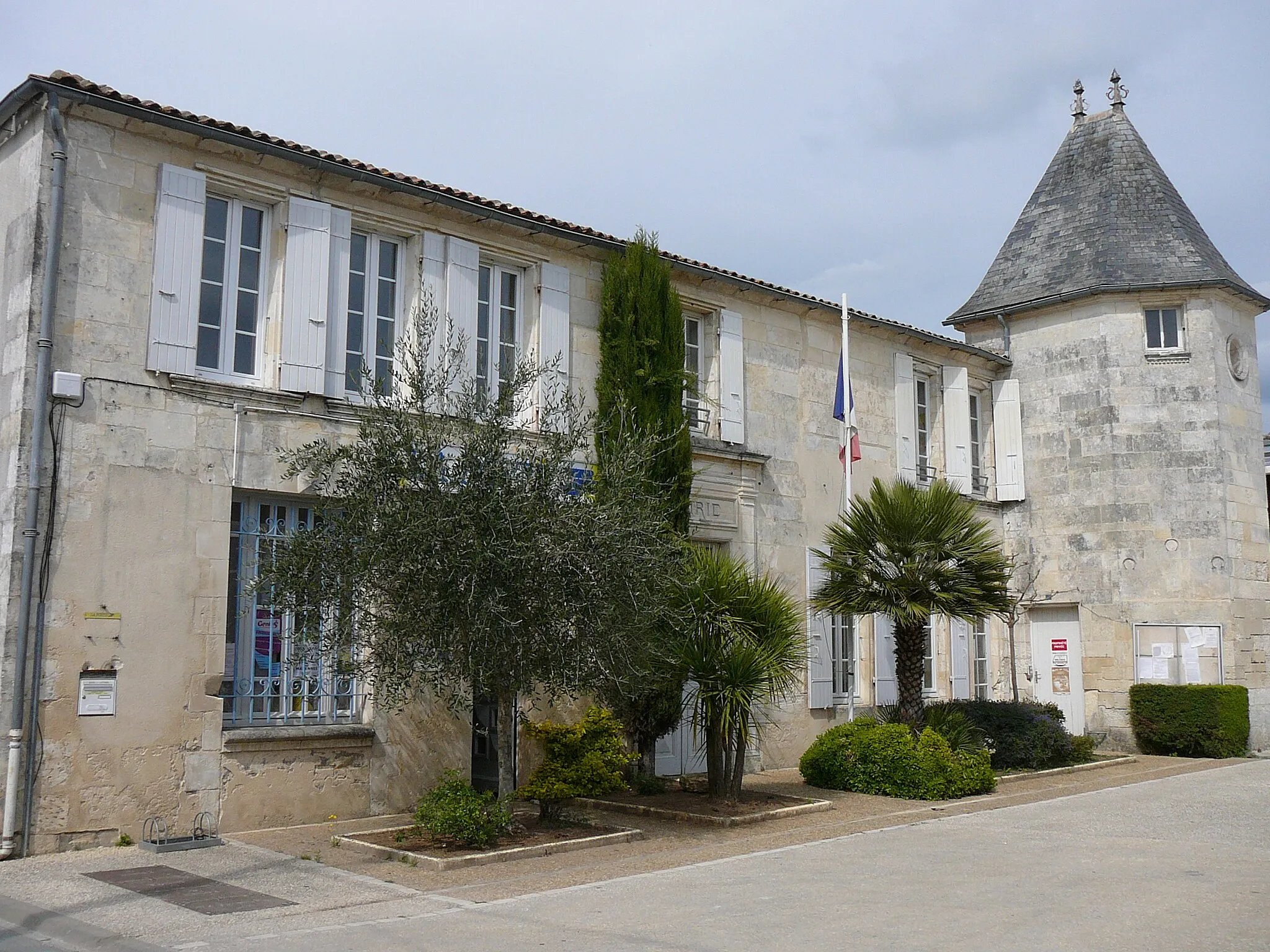 Photo showing: Post office (left part) and Town hall (right part) in Nieulle-sur-Seudre. March 2009. Charente-Maritime (17), Poitou-Charentes, France, Europe.