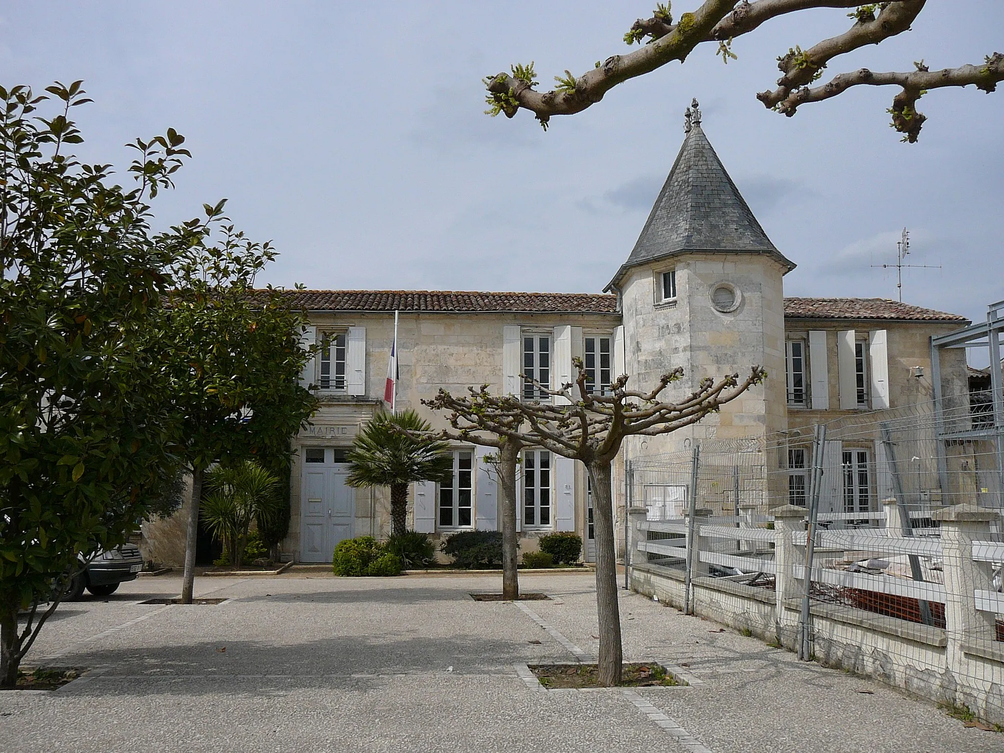 Photo showing: Town hall in Nieulle-sur-Seudre (left: renovation of the school). March 2009. Charente-Maritime (17), Poitou-Charentes, France, Europe.