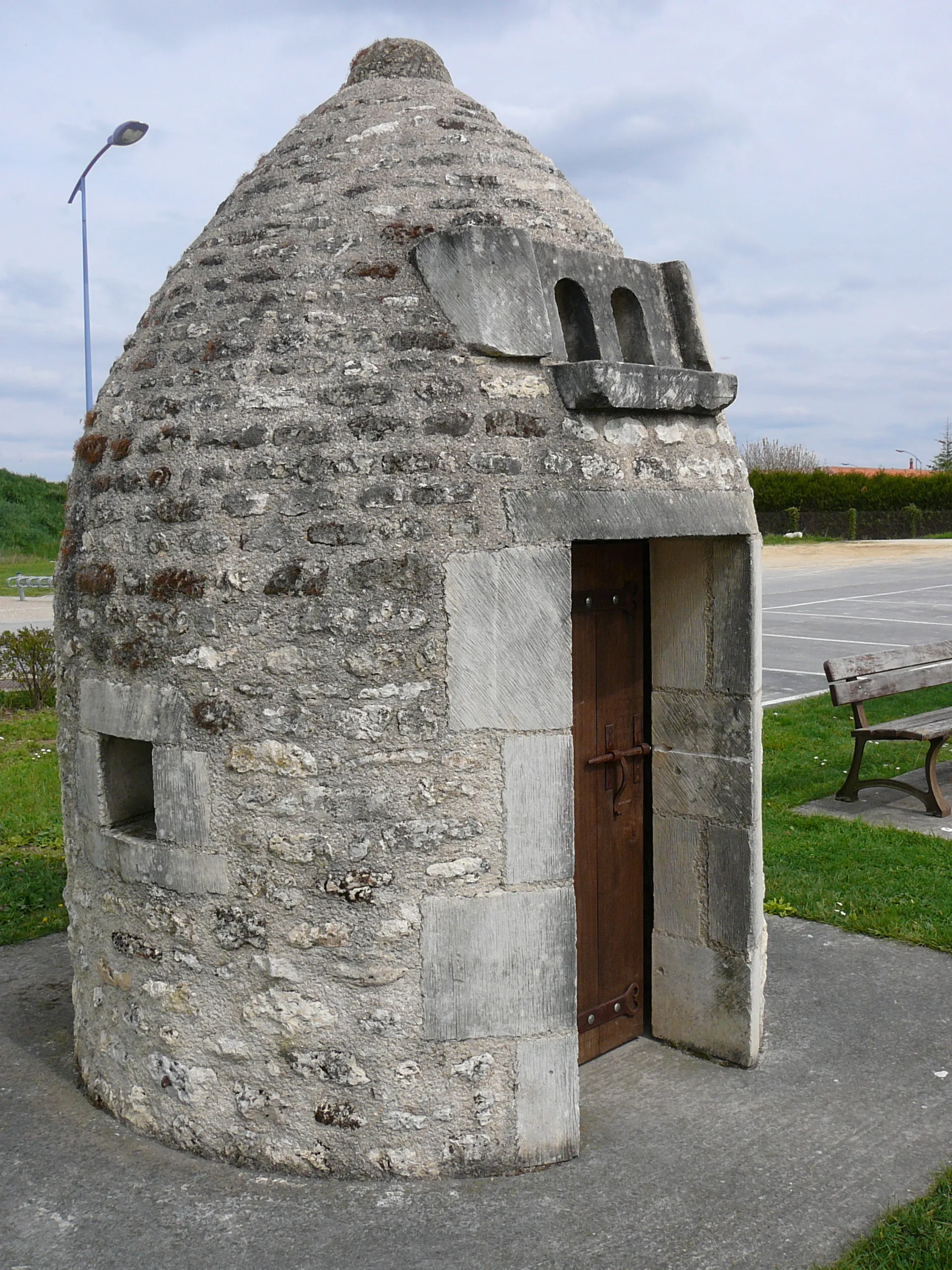 Photo showing: "Tourette" build in 2002 in Nieulle-sur_Seudre, copy of an old one, used as hen house or shelter in the salt marsh areas. March 2009. Charente-Maritime (17), Poitou-Charentes, France, Europe.