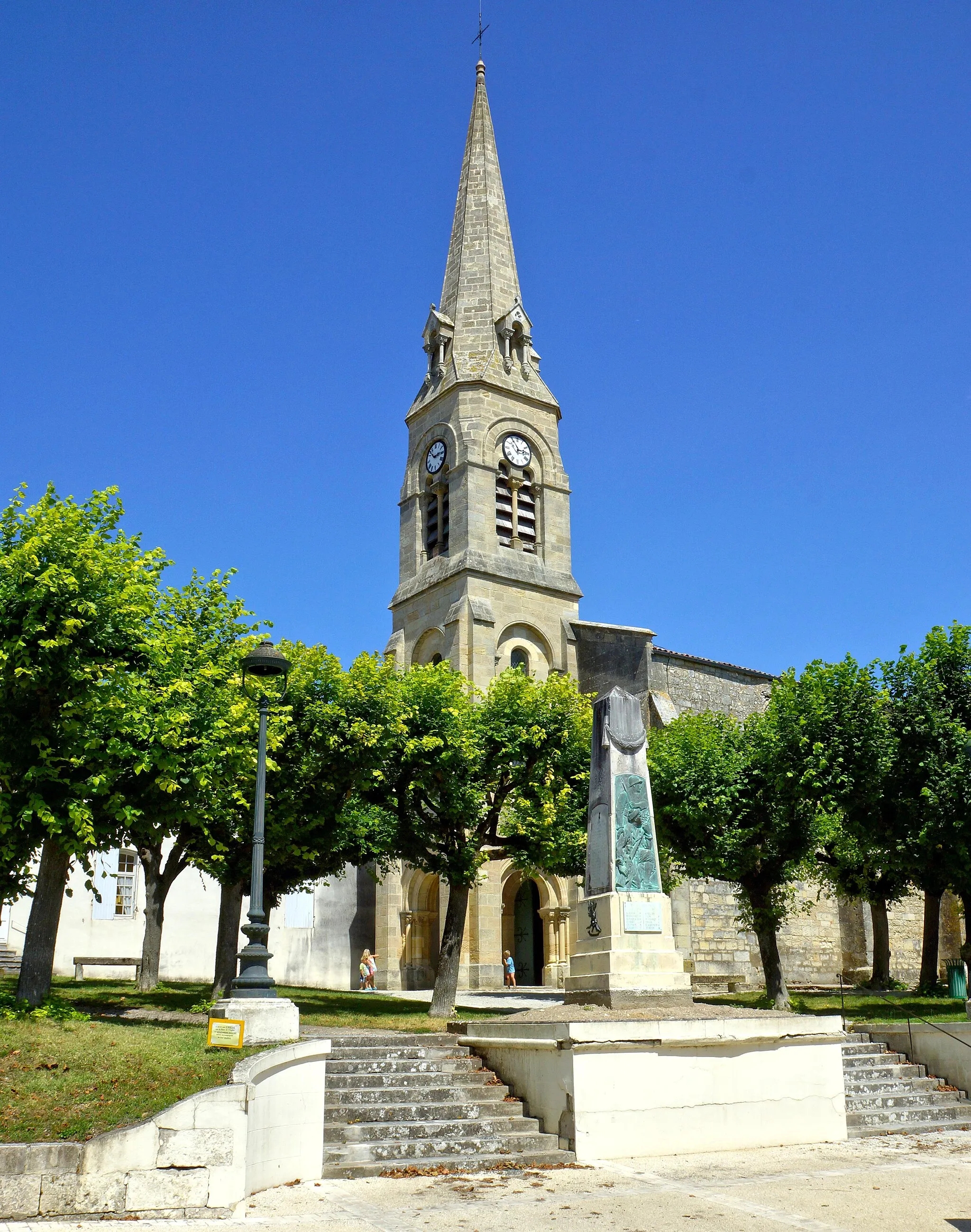 Photo showing: Mortagne-sur-Gironde: Kriegerdenkmal und denkmalgeschützte Kirche Saint-Étienne - Monument historique Église Saint-Étienne - Foto Wolfgang Pehlemann DSC08741