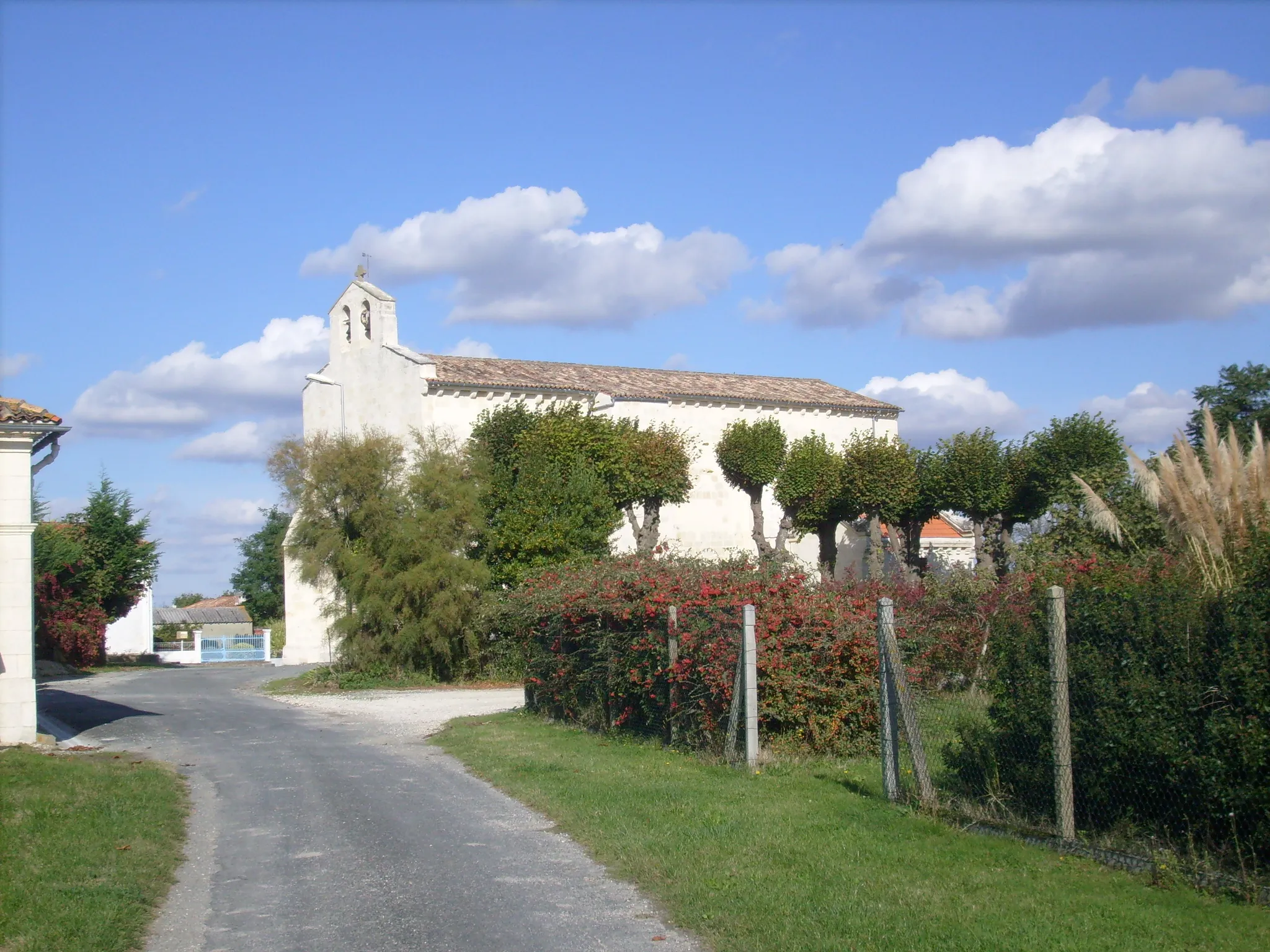 Photo showing: Entrée du village de Boutenac et église