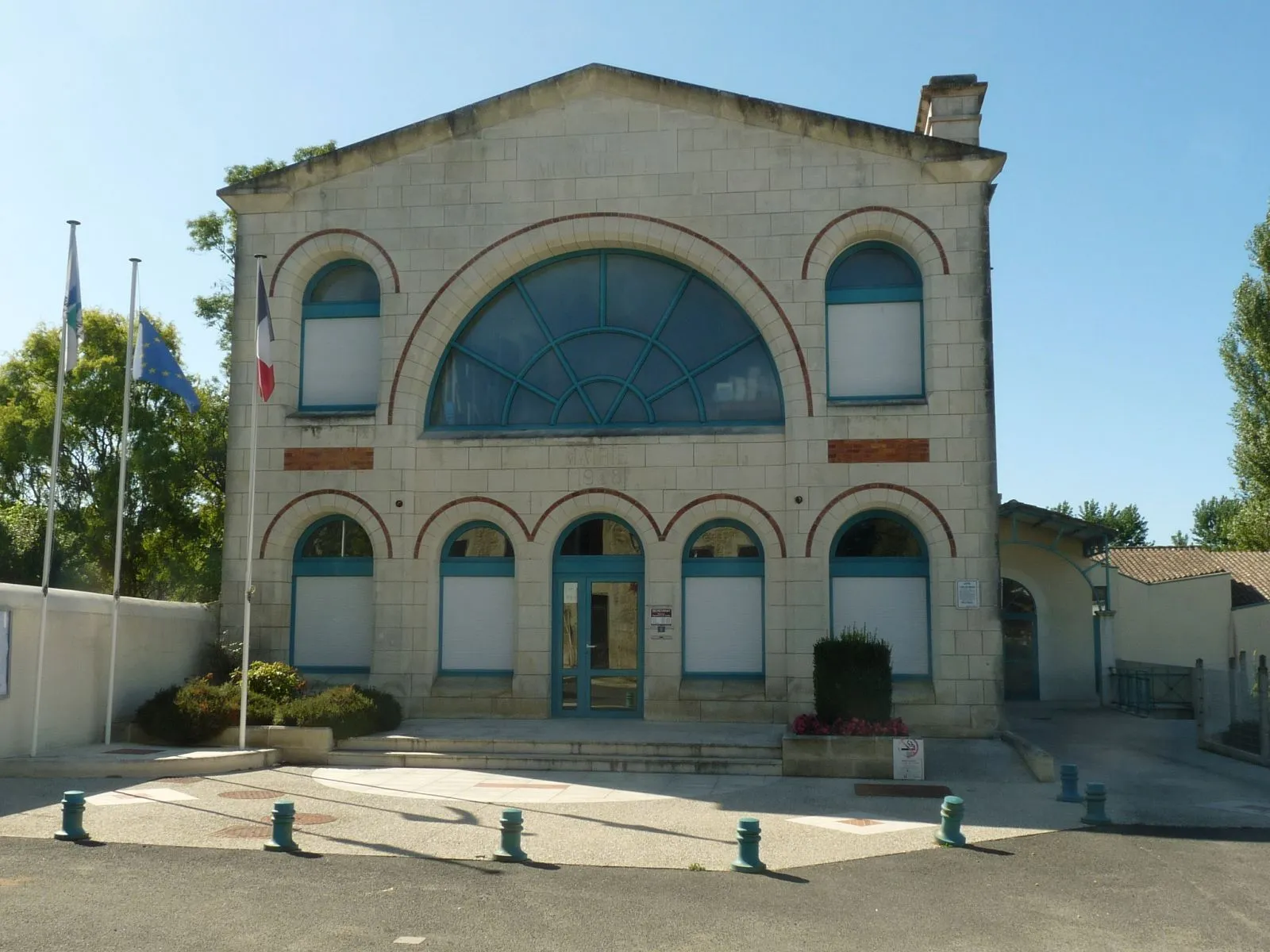 Photo showing: town hall of Cravans, Charente-Maritime, SW France