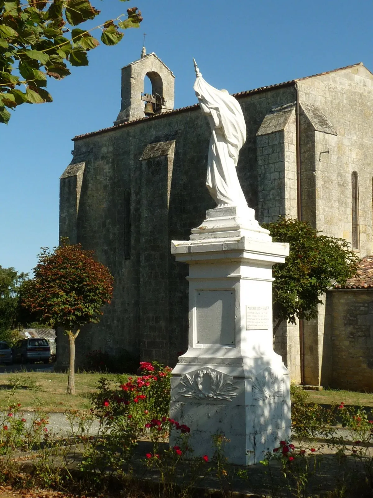 Photo showing: église et monument aux morts de St-André-de-Lidon (17), France