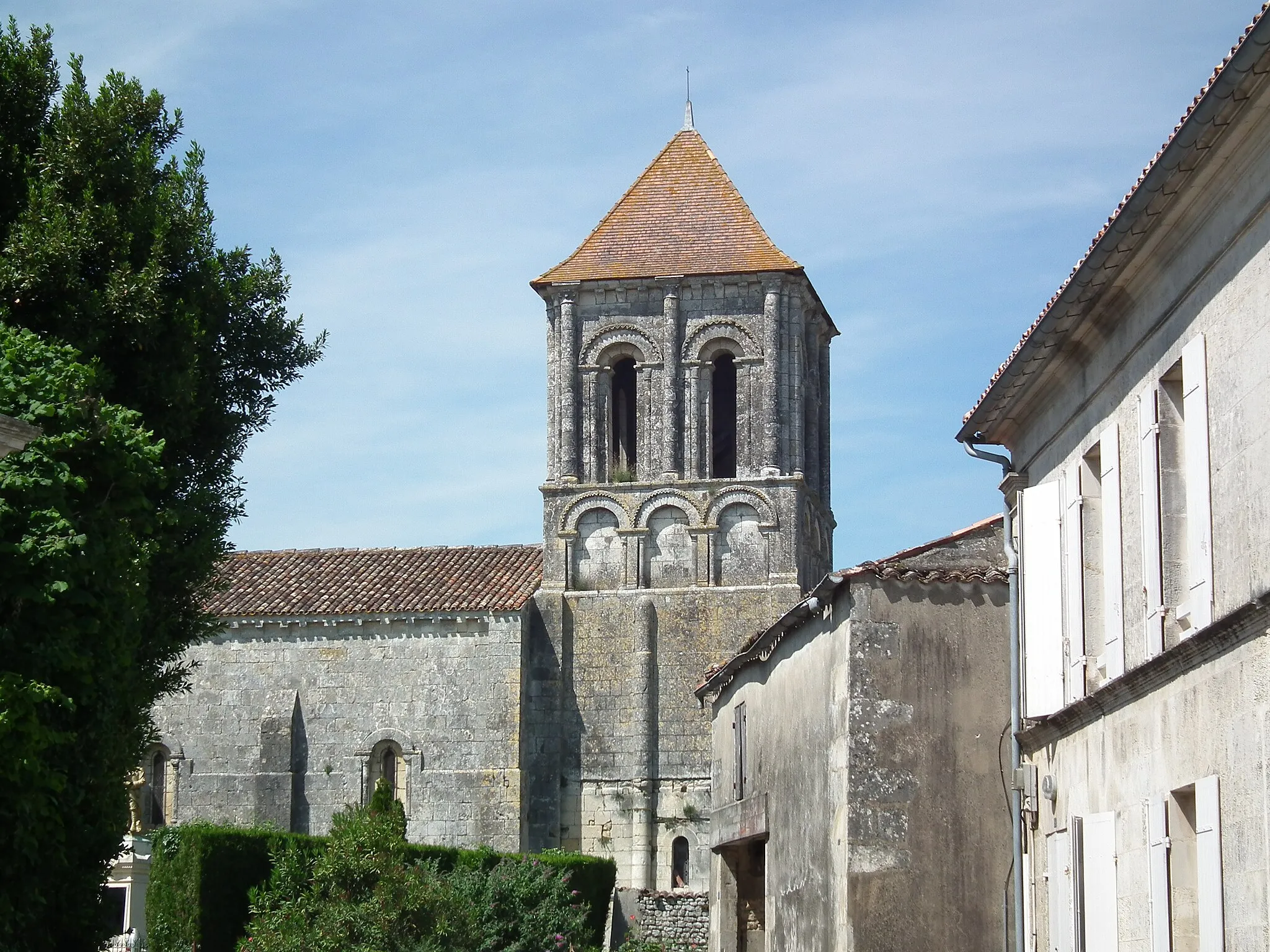 Photo showing: Clocher roman de Jazennes