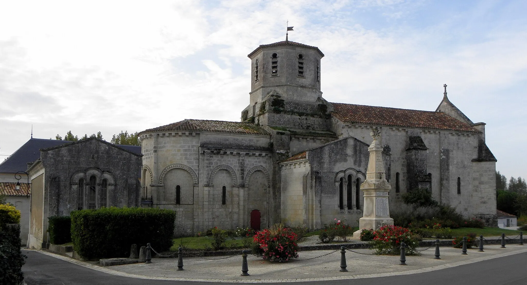 Photo showing: Église Saint-Martin de Nieul-lès-Saintes (17). Vue septentrionale.