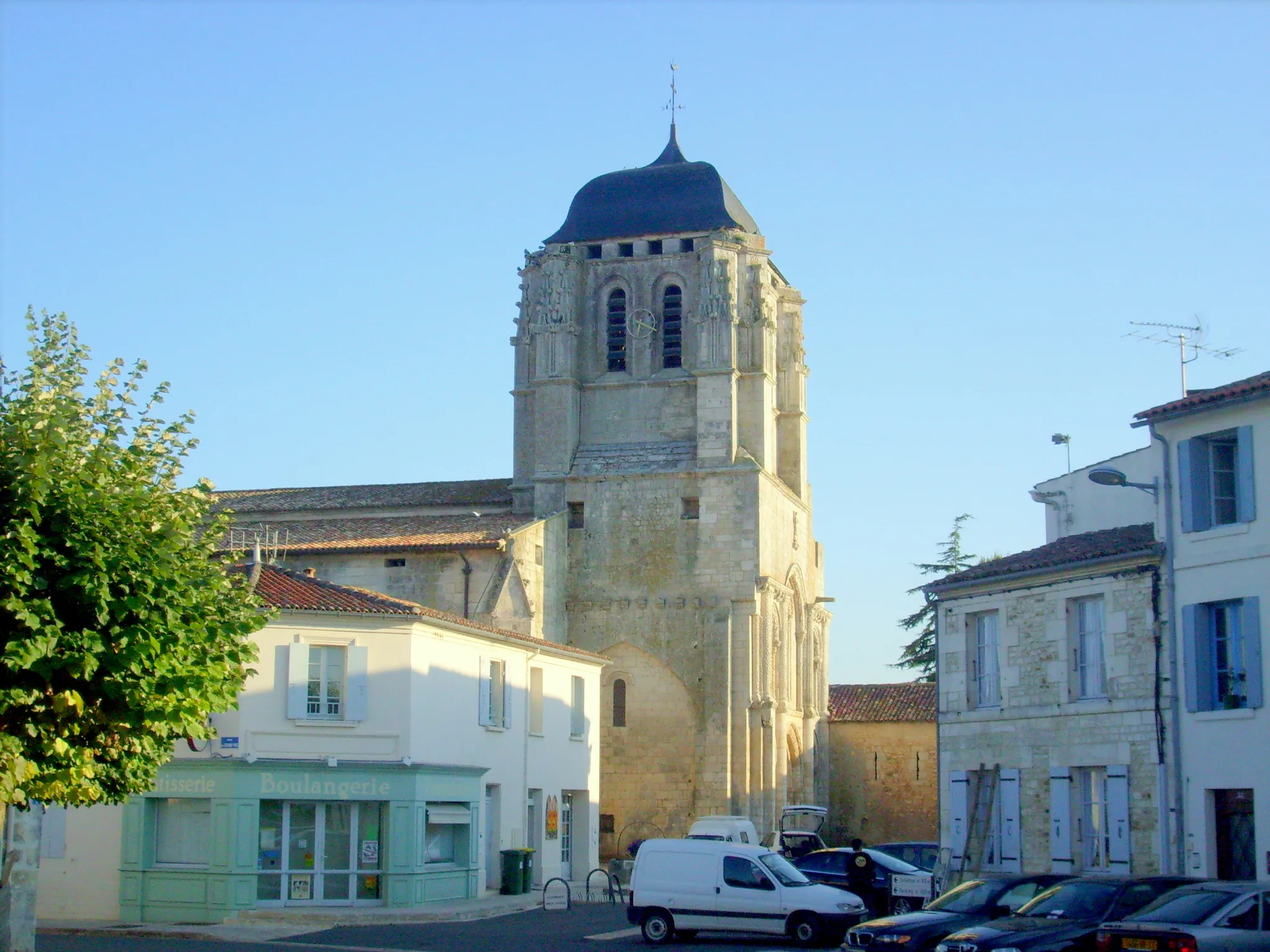 Photo showing: Le centre-bourg de Corme-Royal