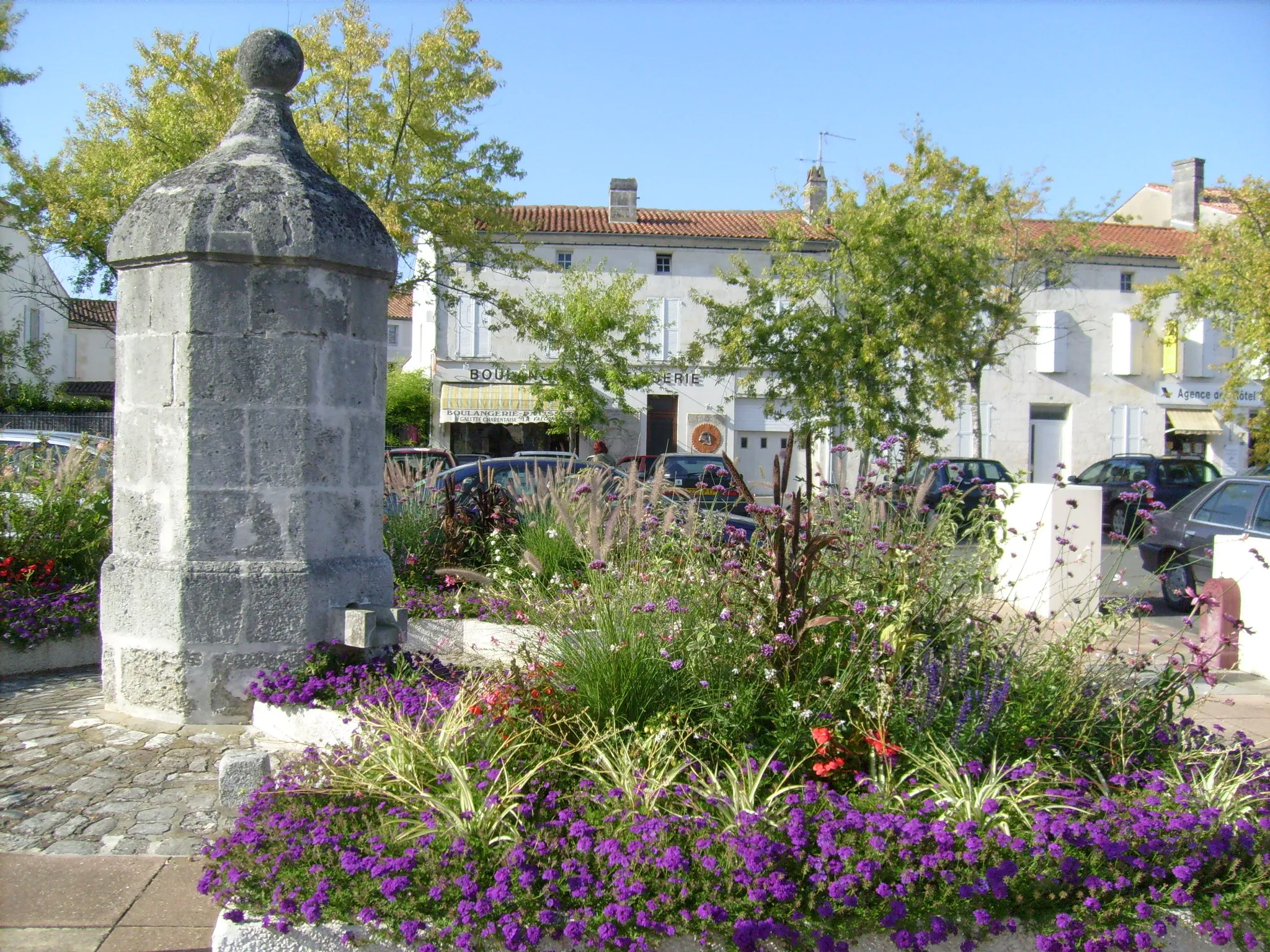 Photo showing: Fontaine sur la place Charles de Gaulle