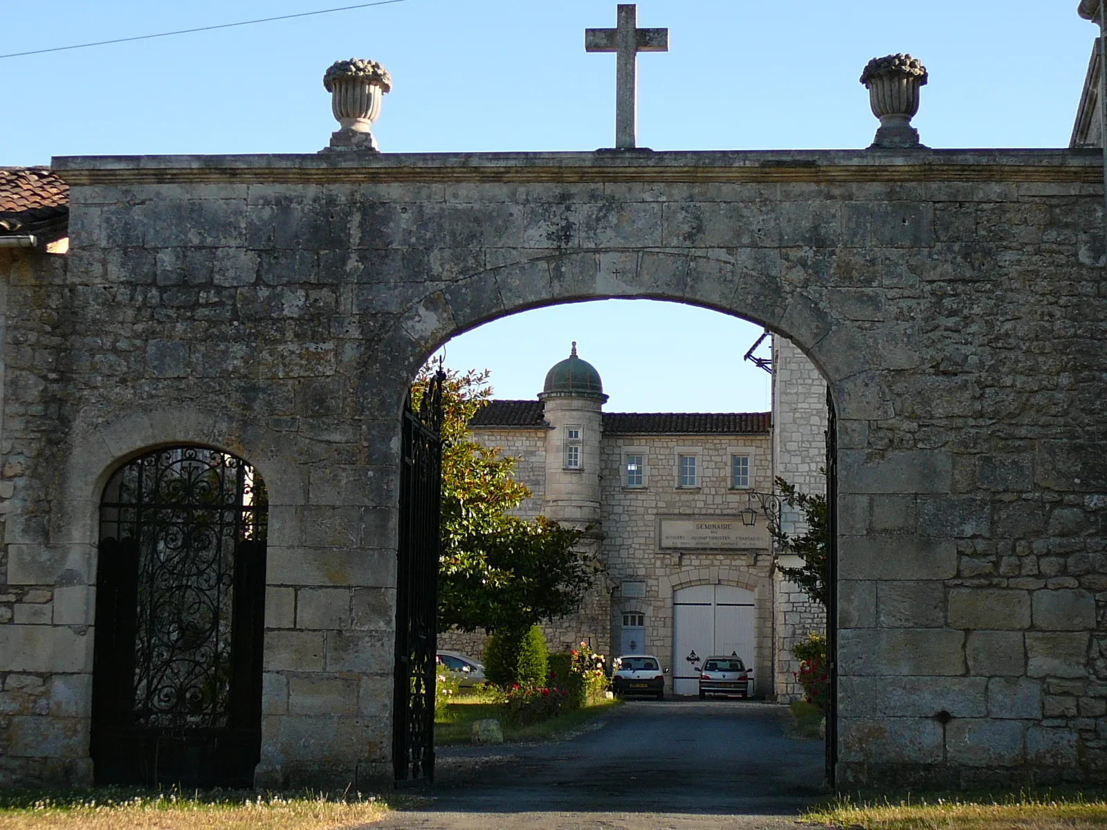 Photo showing: Pont-l'Abbé-d'Arnoult, monastery. Charente-Maritime (17), Poitou-Charentes, France, Europe.