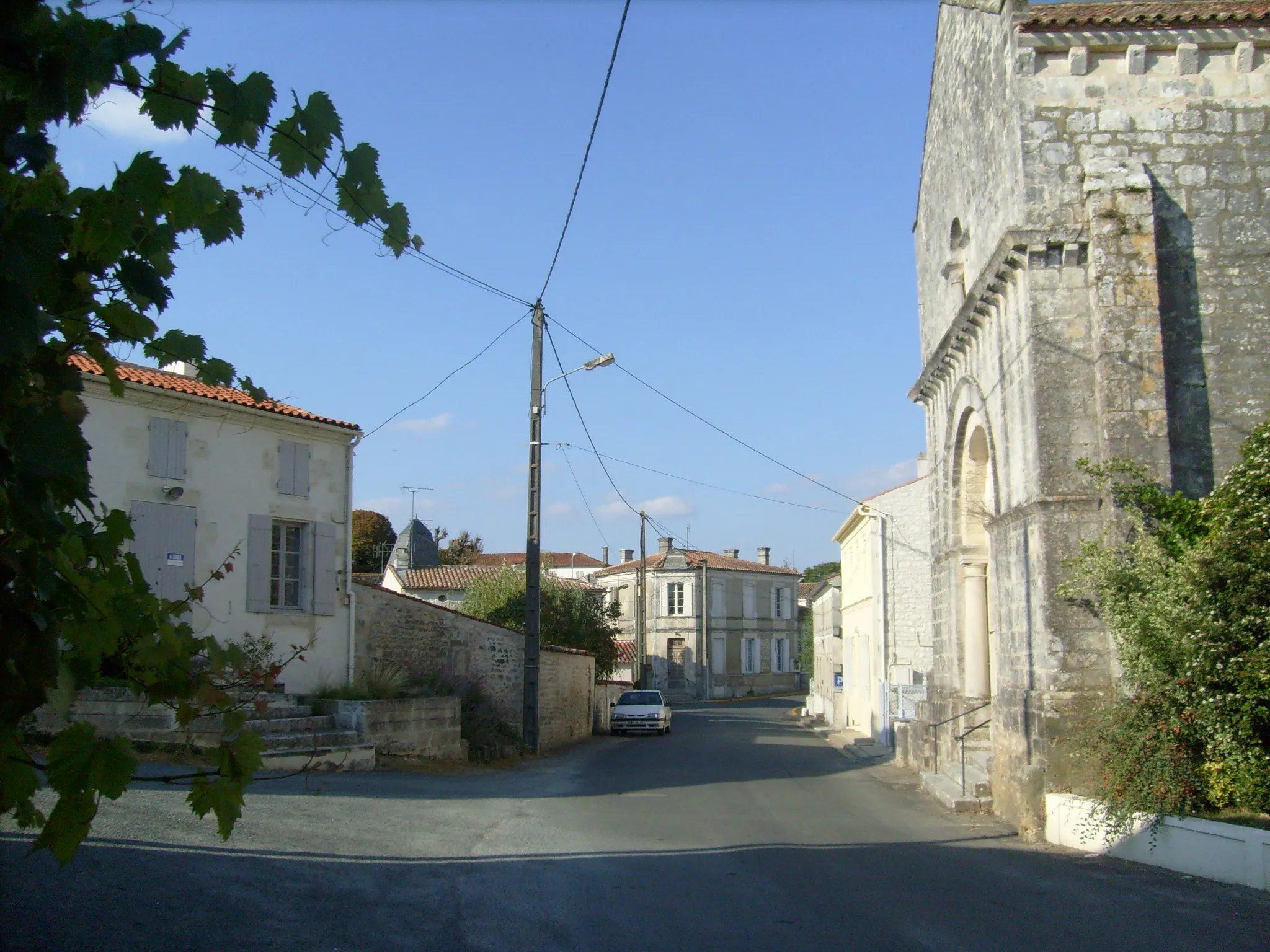 Photo showing: La rue de l'église à Beurlay