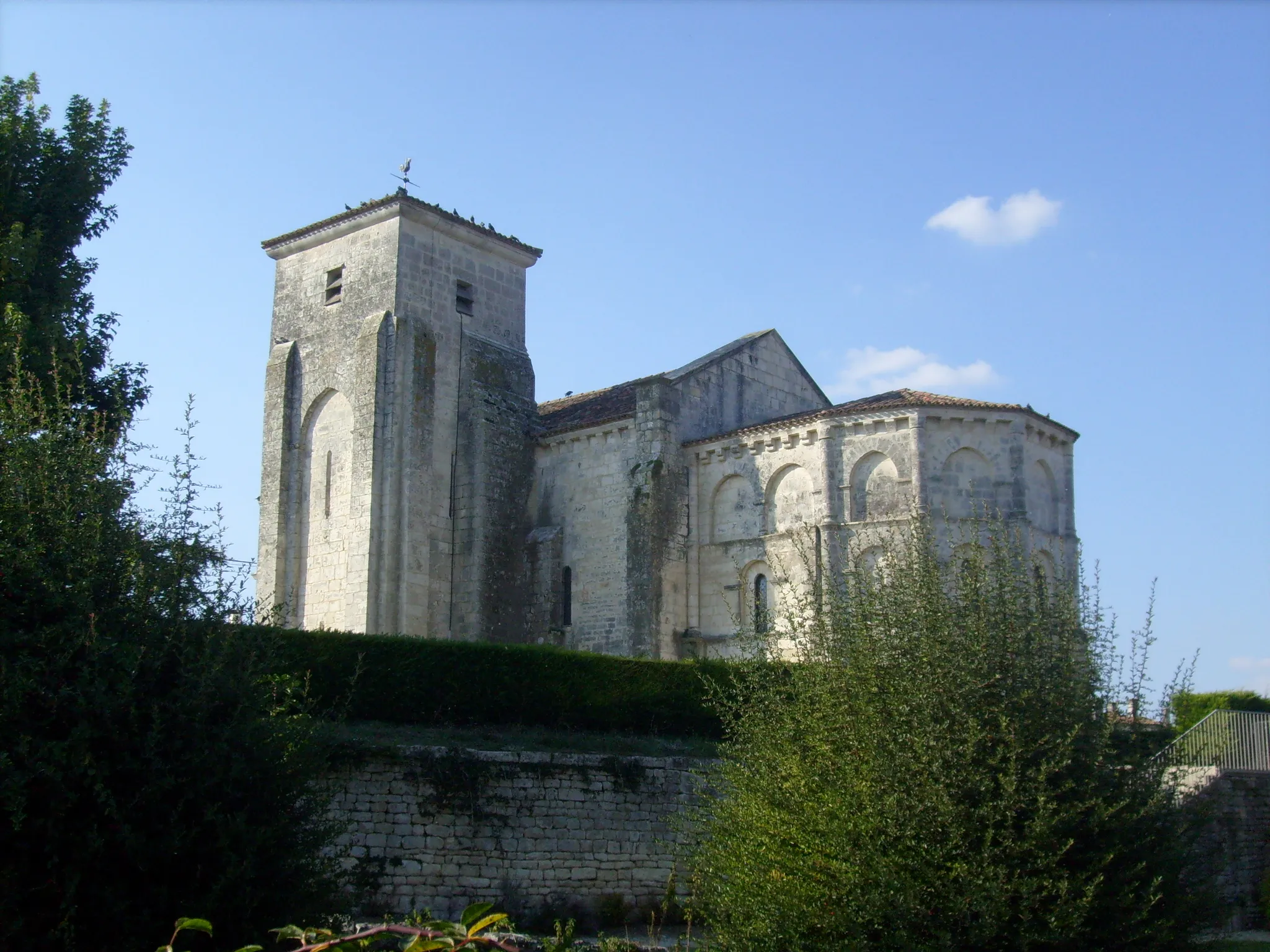 Photo showing: Centre du village de Trizay et église