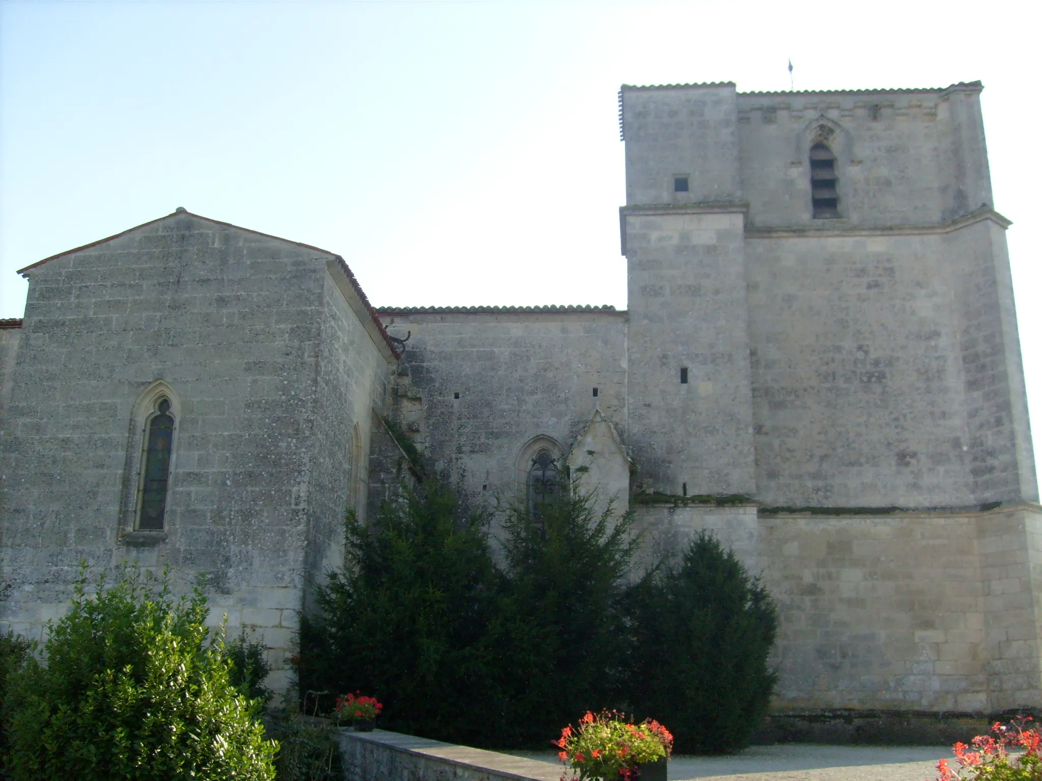 Photo showing: Vue latérale de l'église gothique de Romegoux.