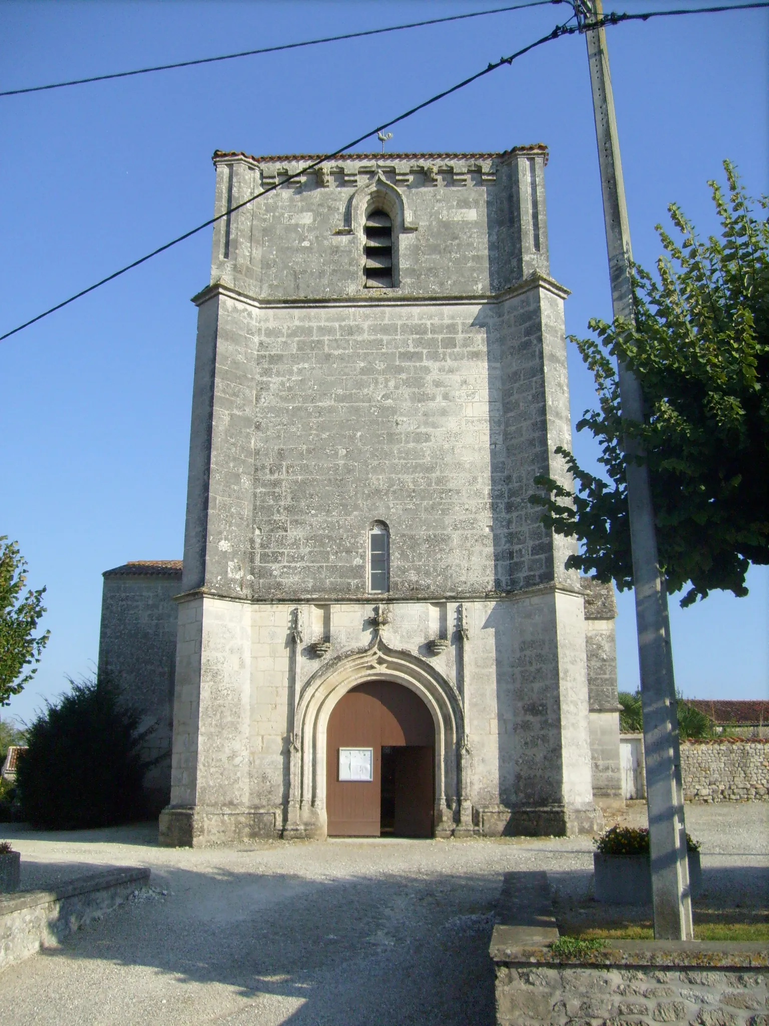 Photo showing: Façade et clocher de l'église de Romegoux