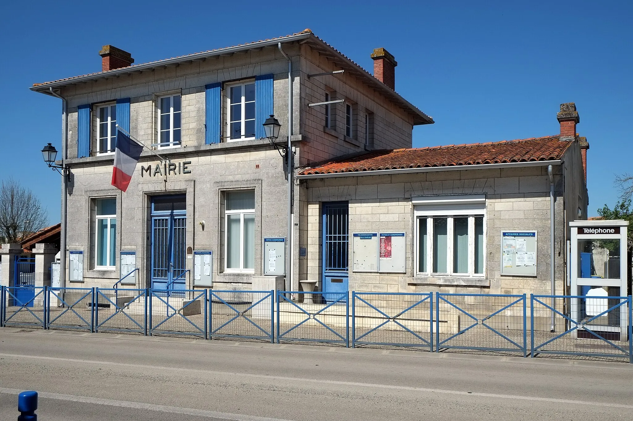Photo showing: Mairie Croix-Chapeau Charente-Maritime France