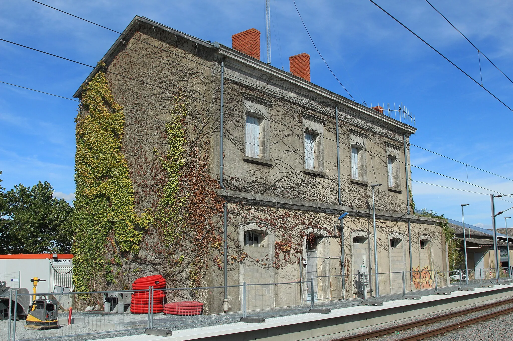 Photo showing: Bâtiment voyageurs de la gare d'Aigrefeuille - Le Thou, aujourd'hui inexploité, en Charente-Maritime, France.