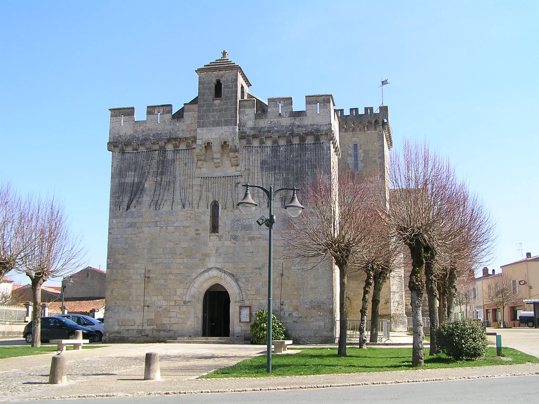 Photo showing: Église fortifiée de Courçon en Charente-Maritime (France)
