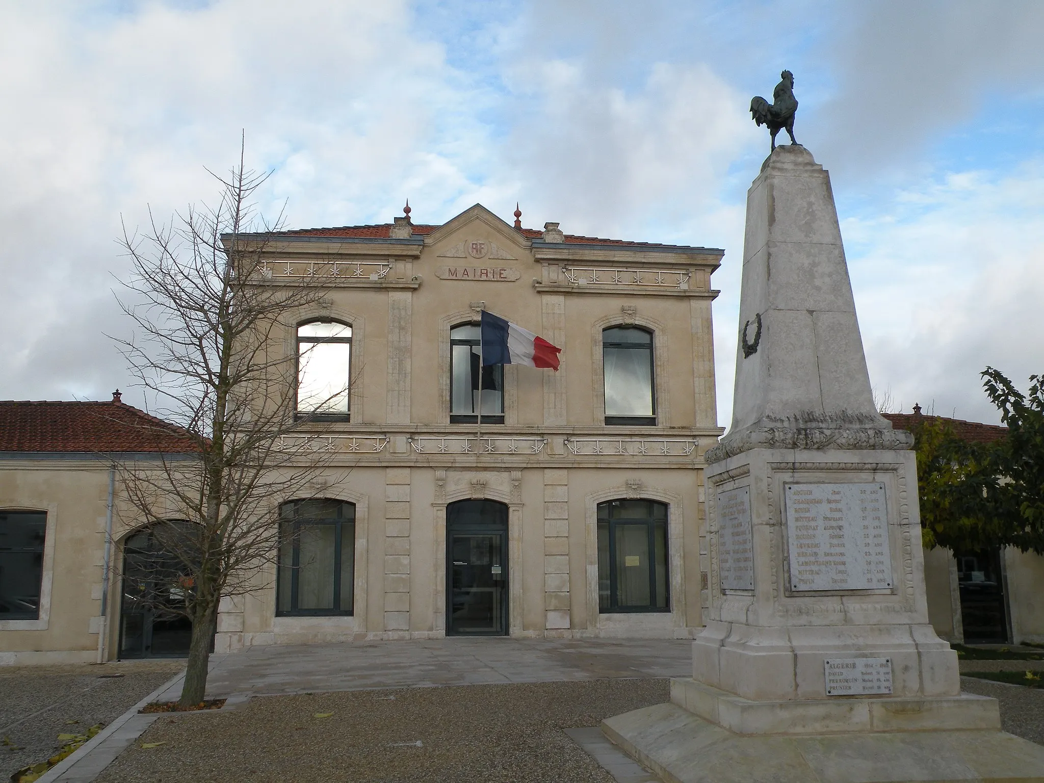 Photo showing: Town hall and war memorial of Courçon.