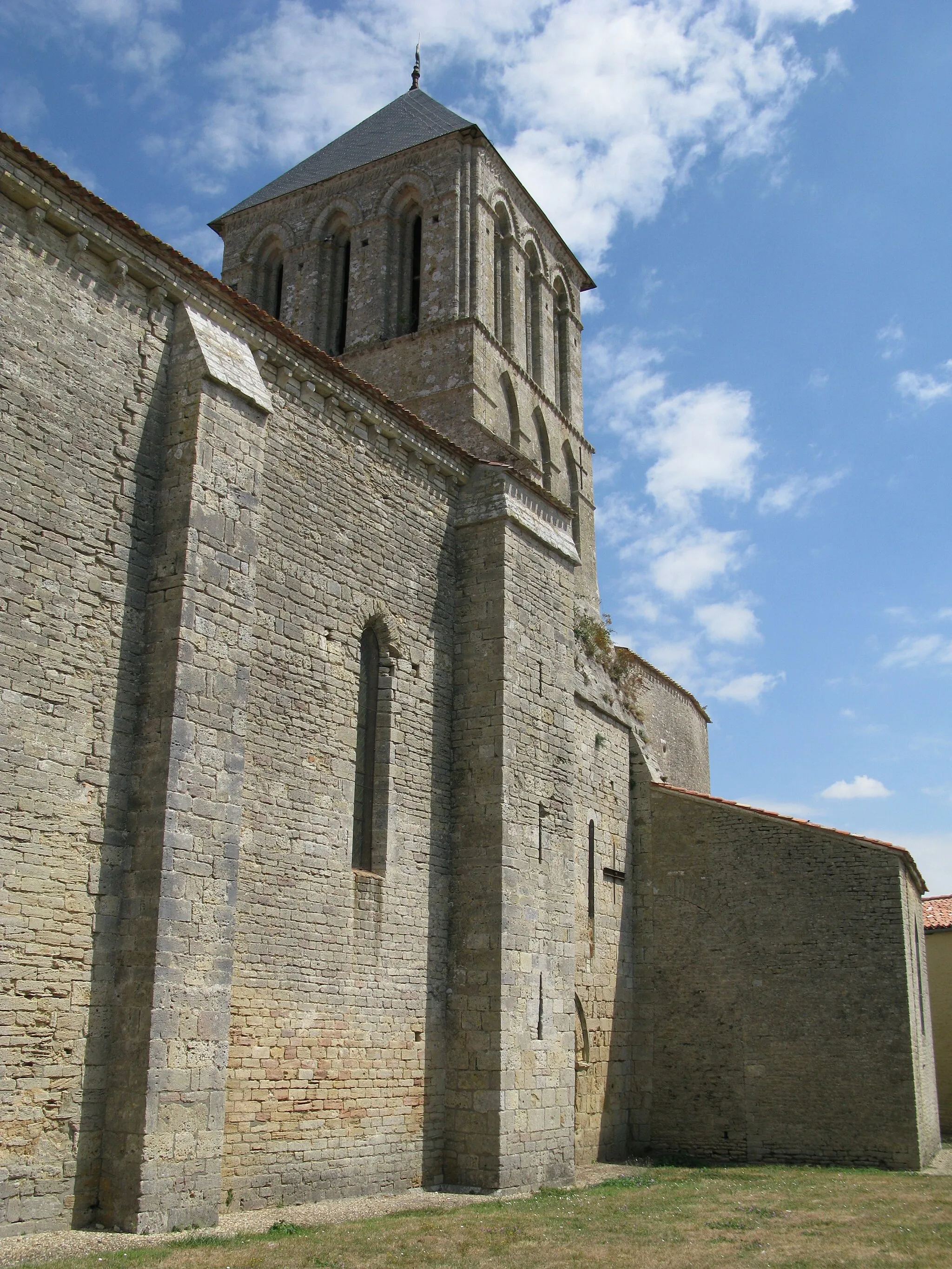 Photo showing: vue de côté de l'église Saint-Vivien à Vandré.