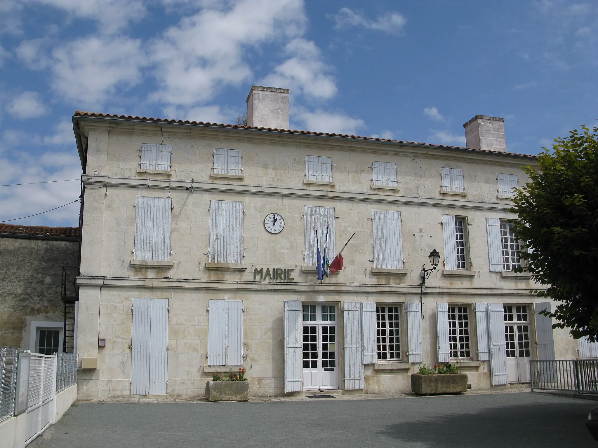 Photo showing: Mairie de Vandré